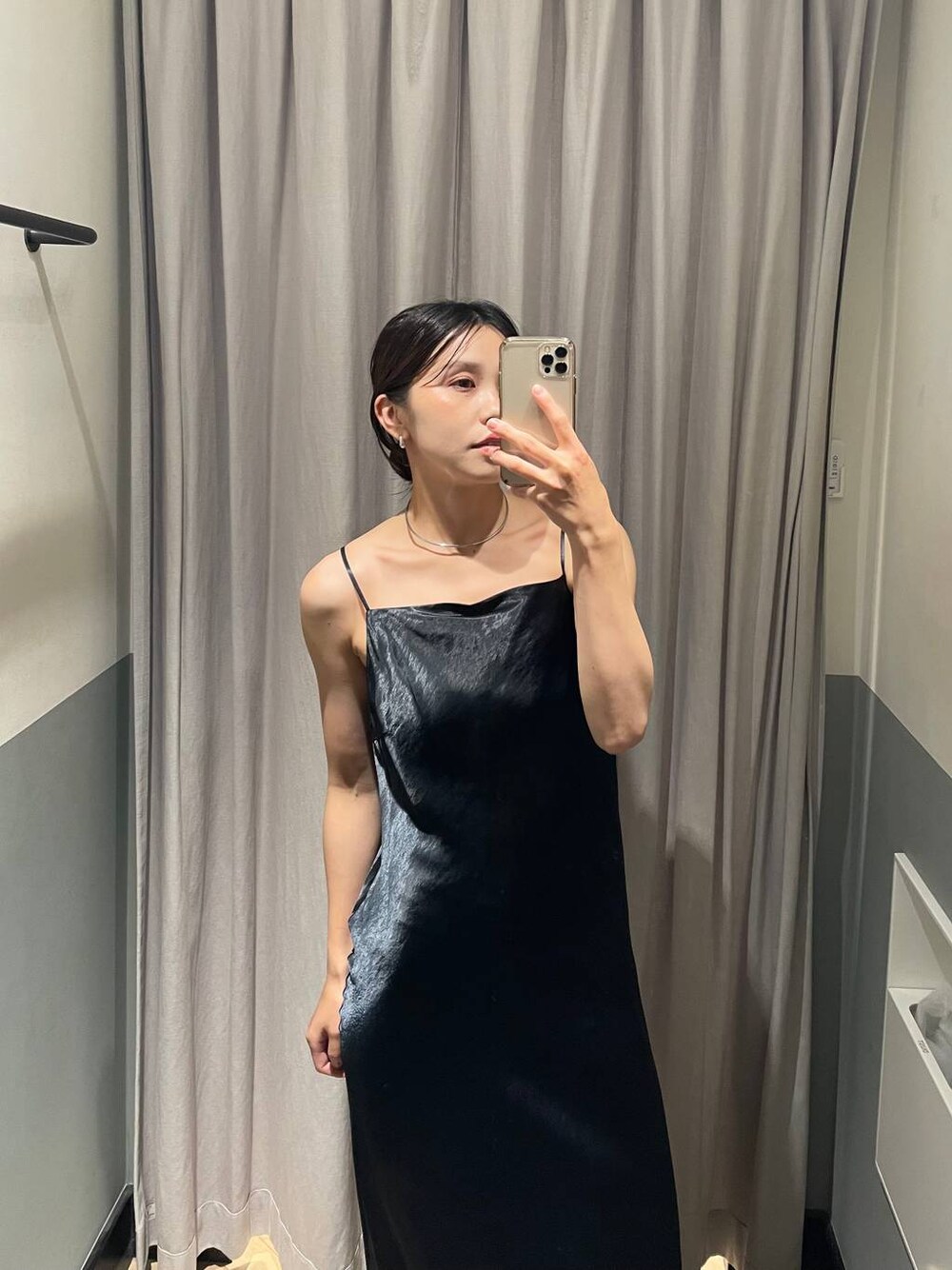 ブルー系のワンピースを着用したレディースの夏コーディネートの1枚目の写真