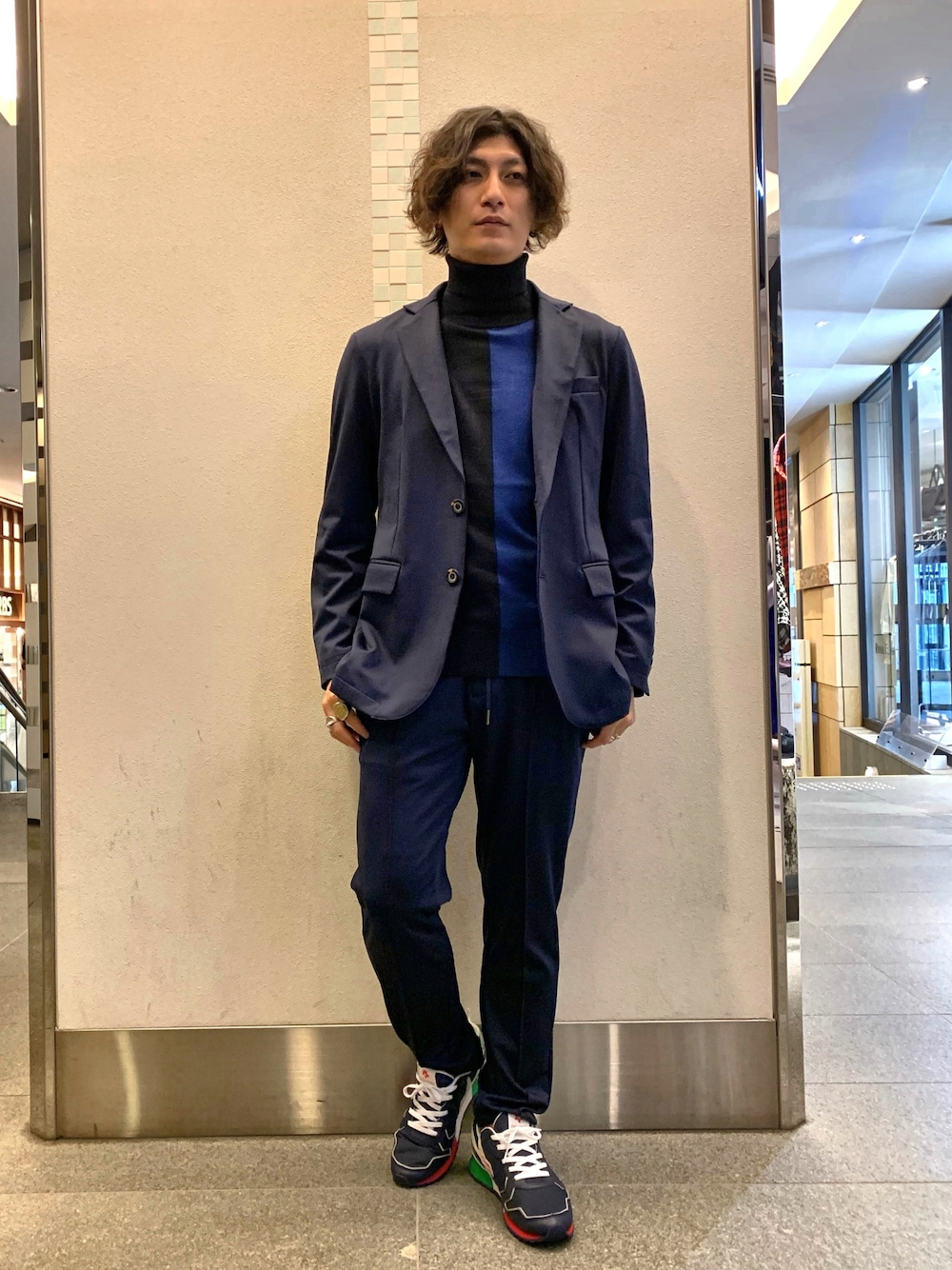 「1piu1uguale3 relax、g-stage、W6YZ、ROYAL FLASH、RAWLIFE、セットアップ、ジャケットスタイル、秋コーデ、秋服コーデ、シンプルコーデ、テーラードジャケット」｜「1piu1uguale3 RELAXの1PIU1UGUALE3 RELAX/ウノピゥ ウノ ウグァーレ トレ リラックス/別注ストレッチジャケット（テーラードジャケット、ブルー系）」を使った、Takuto Itouさん（メンズ・170cm）の秋コーディネートの1枚目の写真