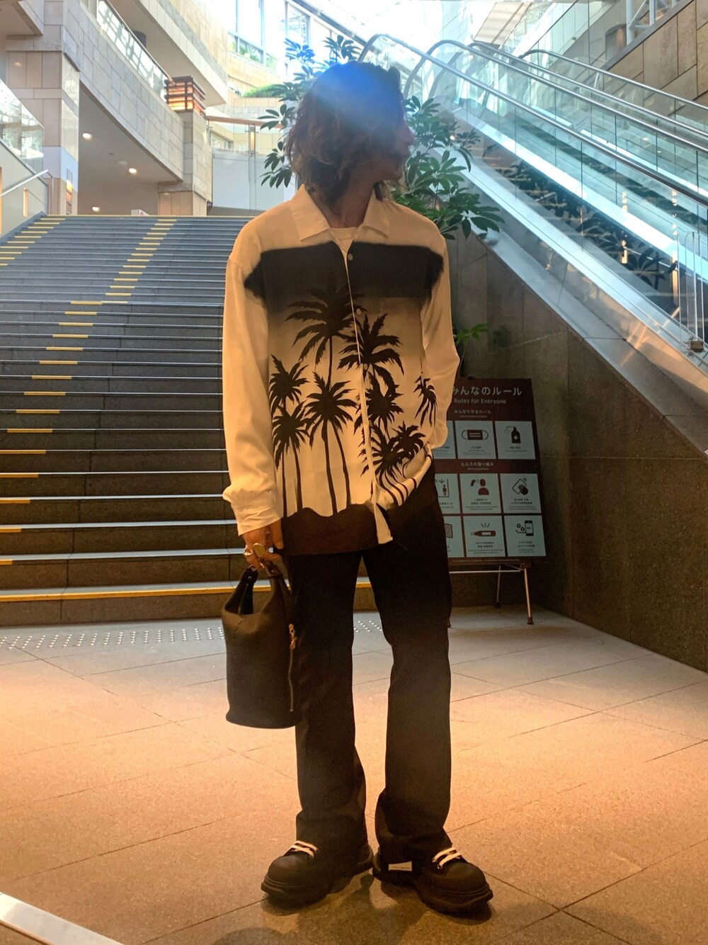 「ISAMU KATAYAMA BACKLASH、backlash、柄シャツ、BED J.W FORD、きれいめカジュアル、シャツスタイル、春コーデ、スラックス、ブラック、大人カジュアル、ROYAL FLASH、モノトーン」｜「ISAMU KATAYAMA BACKLASHのアイテム（シャツ/ブラウス、ホワイト系）」を使った、Takuto Itouさん（メンズ・170cm）の冬コーディネートの1枚目の写真