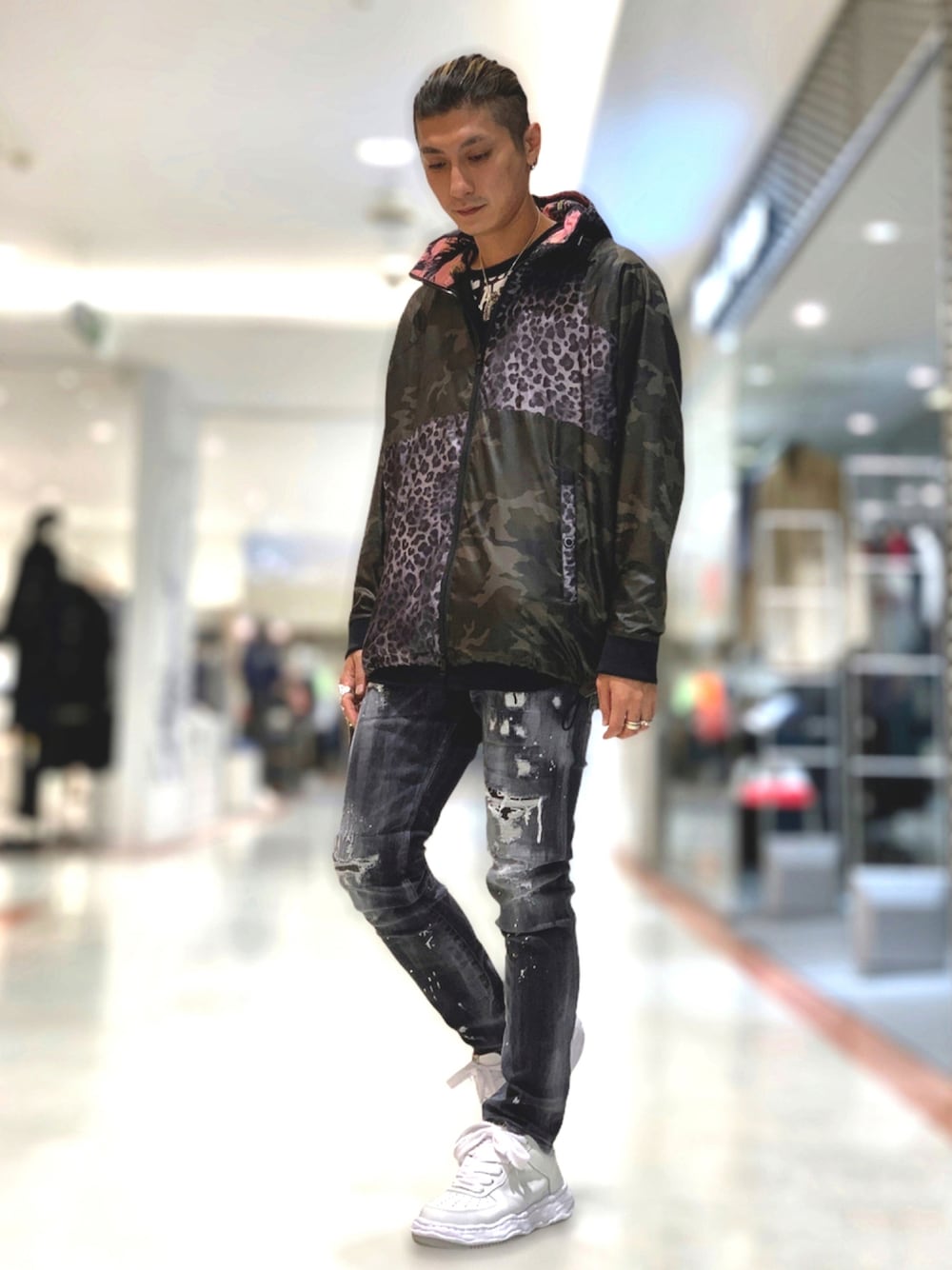 「レオパード、カモフラ、ナイロンジャケット、1PIU1UGUALE3、DSQUARED2、ROYAL FLASH、秋冬コーデ、Maison MIHARA YASUHIRO、ファッションの力を信じよう」｜「DSQUARED2のアイテム（パンツ、ブラック系）」を使った、Takuto Itouさん（メンズ・170cm）の秋コーディネートの1枚目の写真