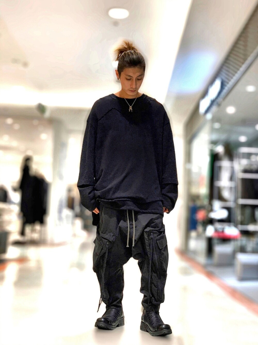 「ブラック、モノトーン、オーバーサイズ、サルエル、カーゴパンツ、革靴、モード、秋服、KMRii、クロムハーツ、シンプルスタイル、ROYAL FLASH、artefact、KMRii   ブーツ、秋トレンド2021」｜「KMRiiの【別注】KMRii/ケムリ/Crush Lace-up Boots02/RFM（ブーツ、ブラック系）」を使った、Takuto Itouさん（メンズ・170cm）の秋コーディネートの1枚目の写真