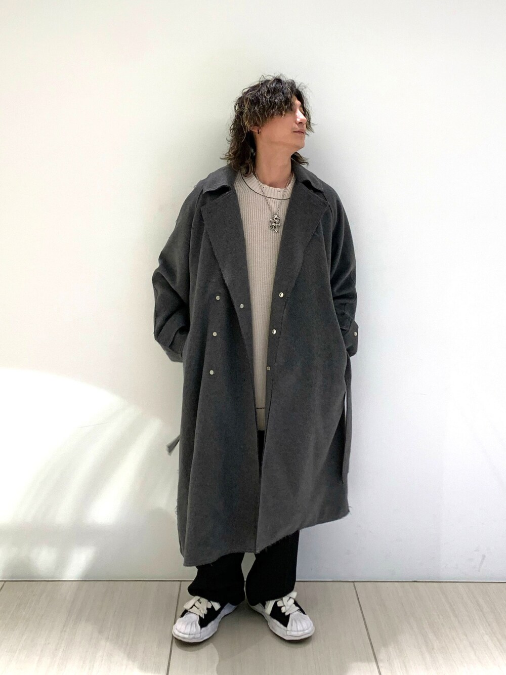 「GEN_DAI、Maison MIHARA YASUHIRO、トレンチコート、ロングコート、メンズファッション、秋冬コーデ、ROYAL FLASH、RAWLIFE、きれいめカジュアル、冬のコーデ、冬アウター、モノトーン」｜「ROYAL FLASHのアイテム（ニット/セーター、ホワイト系）」を使った、Takuto Itouさん（メンズ・170cm）の冬コーディネートの1枚目の写真