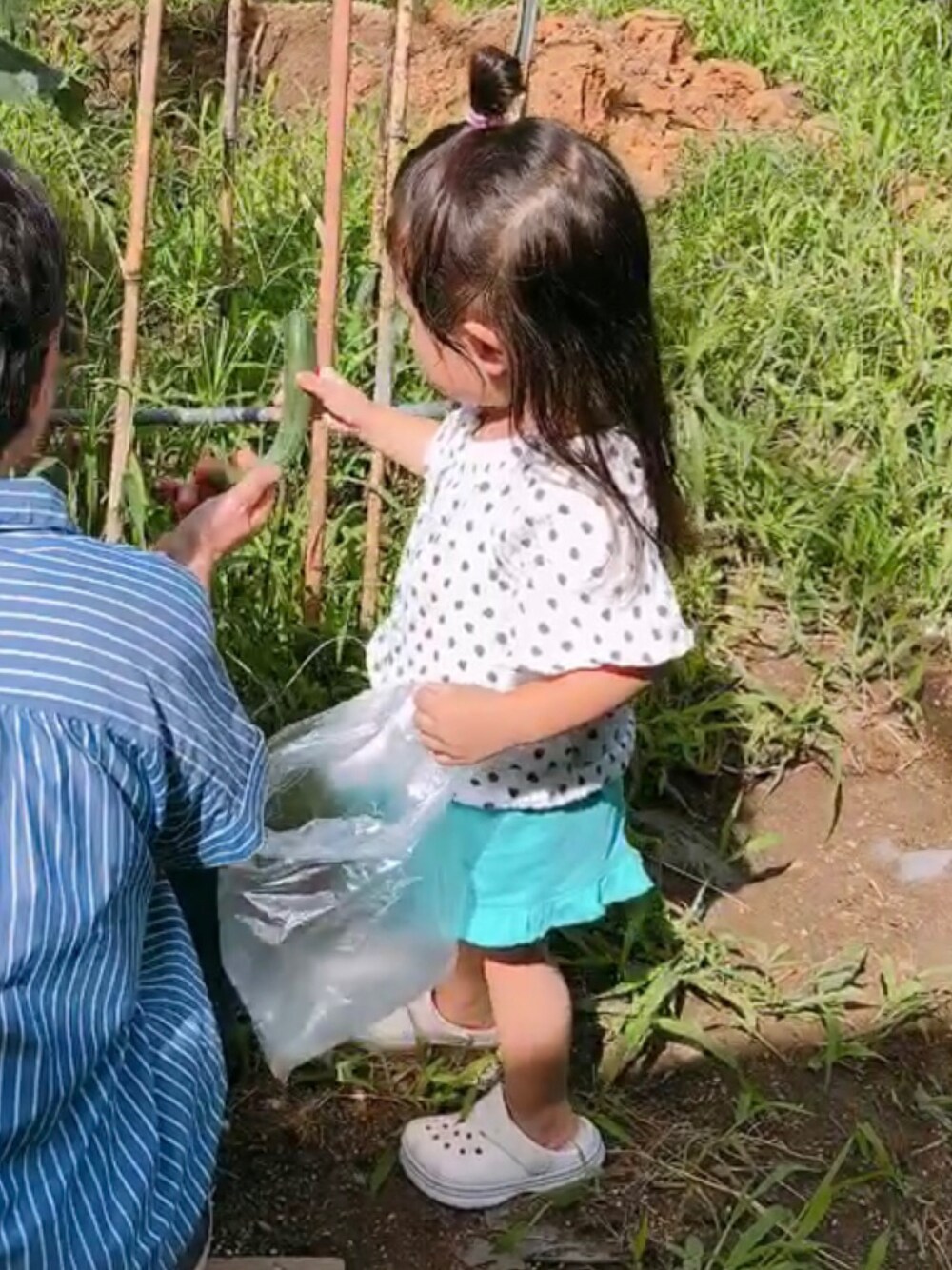 ホワイト系のシャツ/ブラウス、ブルー系のその他パンツ、ベージュ系のサンダルを着用したキッズの夏コーディネートの1枚目の写真