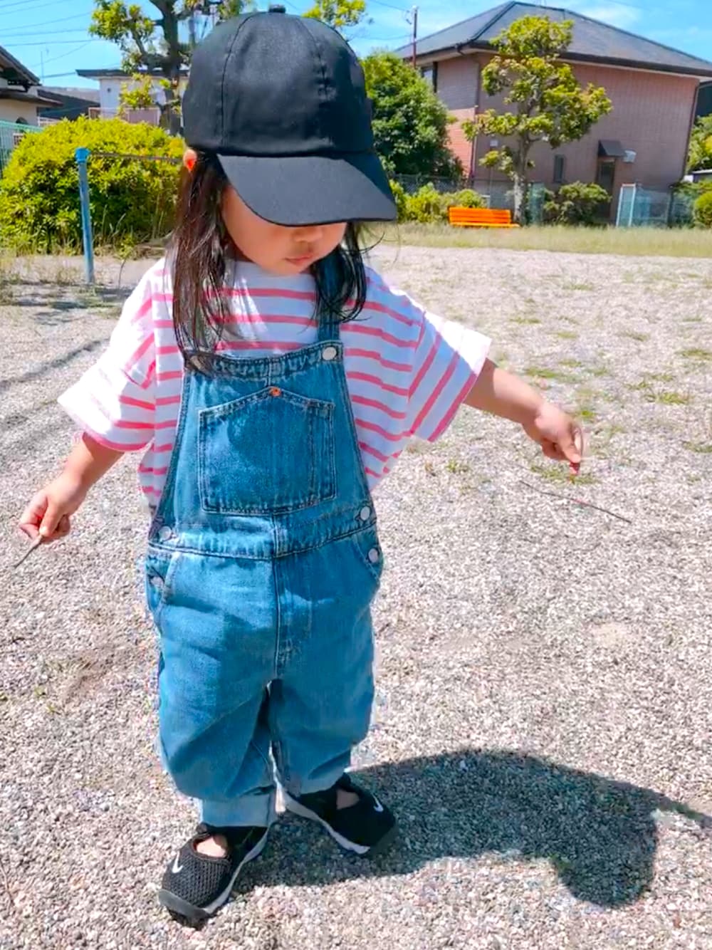 「キッズファッション、DAISOキャップ、オーバーオール、ボーダートップス、オーバーサイズ、ナイキ、ZARA KIDS、ローリーズファーム(LOWRYS FARM)、ピンク、公園」｜「NIKEのナイキ リフト ベビーシューズ / Nike Little Rift Baby/Toddler Shoes 317415-014 Black（スニーカー、ブラック系）」を使った、 ⌣̈⃝  ame ⌣̈⃝  さん（キッズ・80cm）の夏コーディネートの1枚目の写真