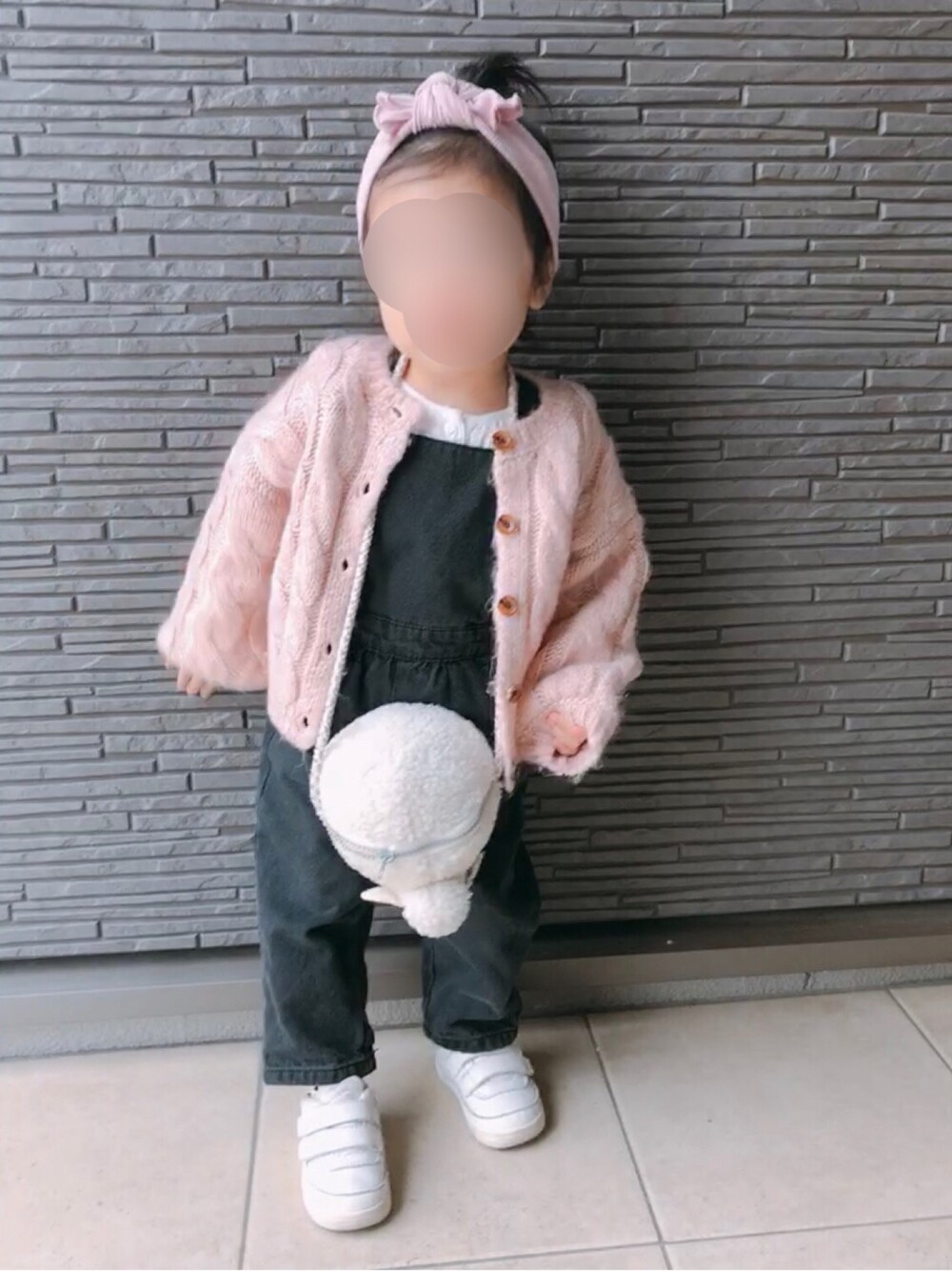 「今日のコーデ、女の子、女の子コーデ、サロペット、ヘアバンド×おだんご、白スニーカー、ざっくりニットカーディガン、1歳、ZARAコーデ」｜「ZARA BABYのアイテム（スニーカー、ホワイト系）」を使った、 ⌣̈⃝  ame ⌣̈⃝  さん（キッズ・80cm）の秋コーディネートの1枚目の写真