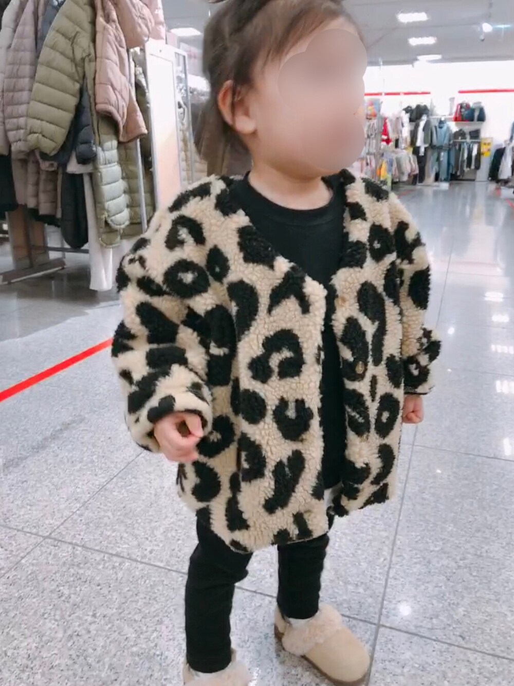 「ビッグシルエット、レオパード、UNIQLO、GU、1歳、女の子、女の子コーデ、チャオパニックティピー(CIAOPANIC TYPY)、ボアカーディガン」｜「CIAOPANIC TYPYの【KIDS】【ZOZOTOWN限定】レオパードアニマルボアカーディガン（ノーカラージャケット、ブラック系）」を使った、 ⌣̈⃝  ame ⌣̈⃝  さん（キッズ・80cm）の冬コーディネートの1枚目の写真
