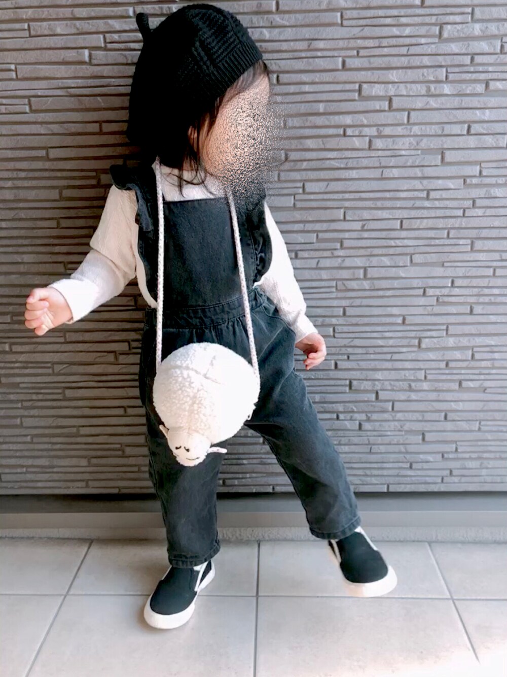 「モノトーン、ベレー帽、女の子、1歳、ブラックデニム、スリッポン」｜「ZARA KIDSのアイテム（スリッポン、ブラック系）」を使った、 ⌣̈⃝  ame ⌣̈⃝  さん（キッズ・80cm）の冬コーディネートの1枚目の写真