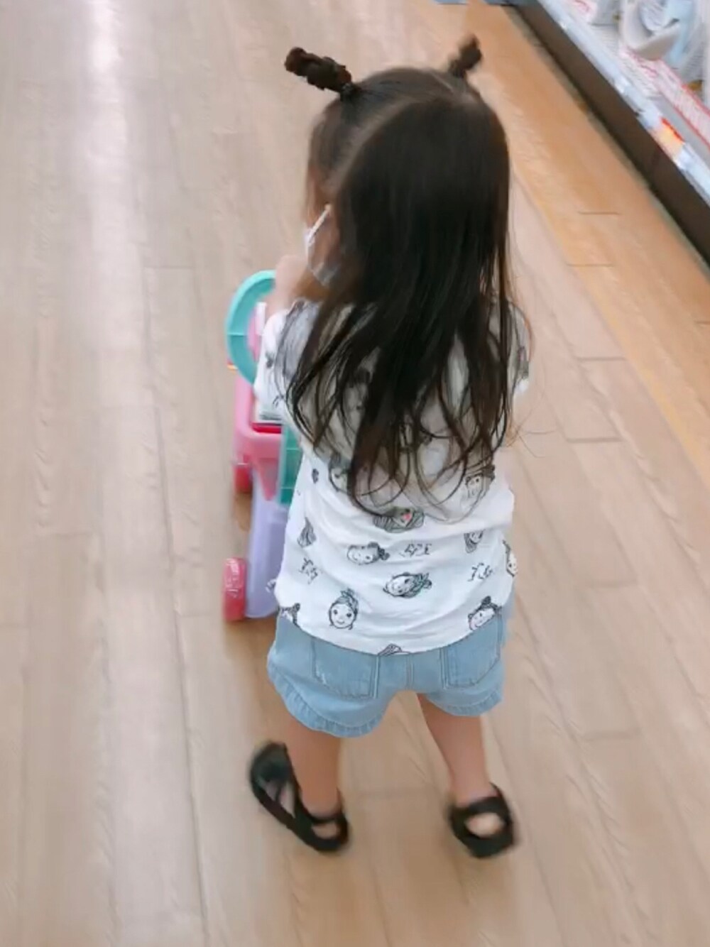ホワイト系のTシャツ/カットソー、ブルー系のデニムパンツ、ブラック系のサンダルを着用したキッズの夏コーディネートの1枚目の写真