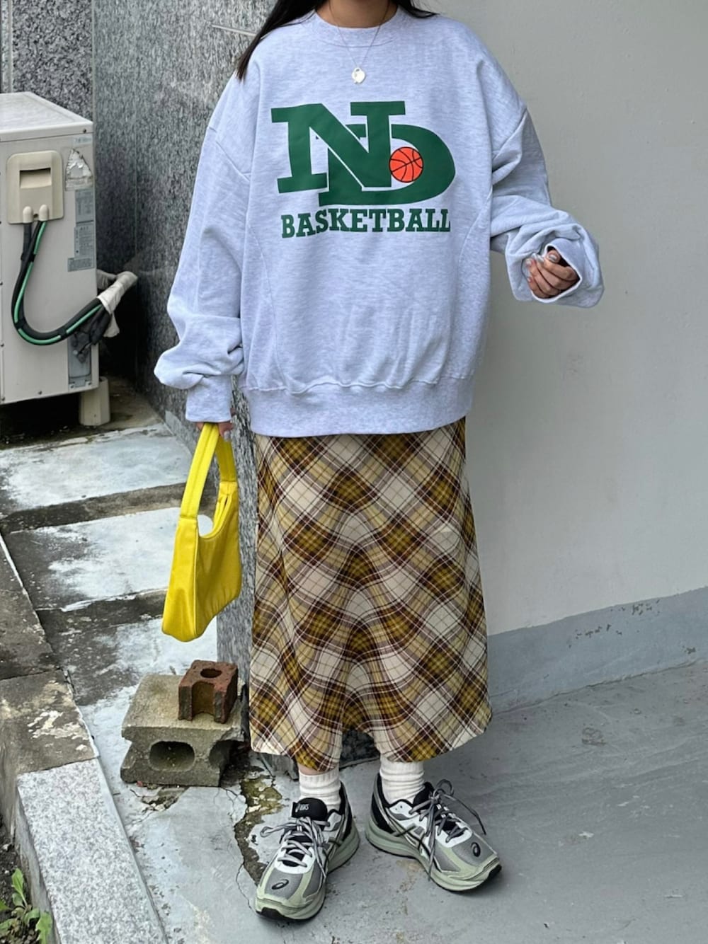 「秋服、オトナ女子、大人かわいい、休日スタイル、秋カラー、カジュアルコーデ、秋のコーデ、リラックススタイル、スカート、チェック、スニーカー、シンプルコーデ、スニーカーコーデ、カジュアル、韓国ファッション」｜「com9ureのアイテム（スウェット、グレー系）」を使った、 李奈さん（レディース・158cm）の秋コーディネートの1枚目の写真