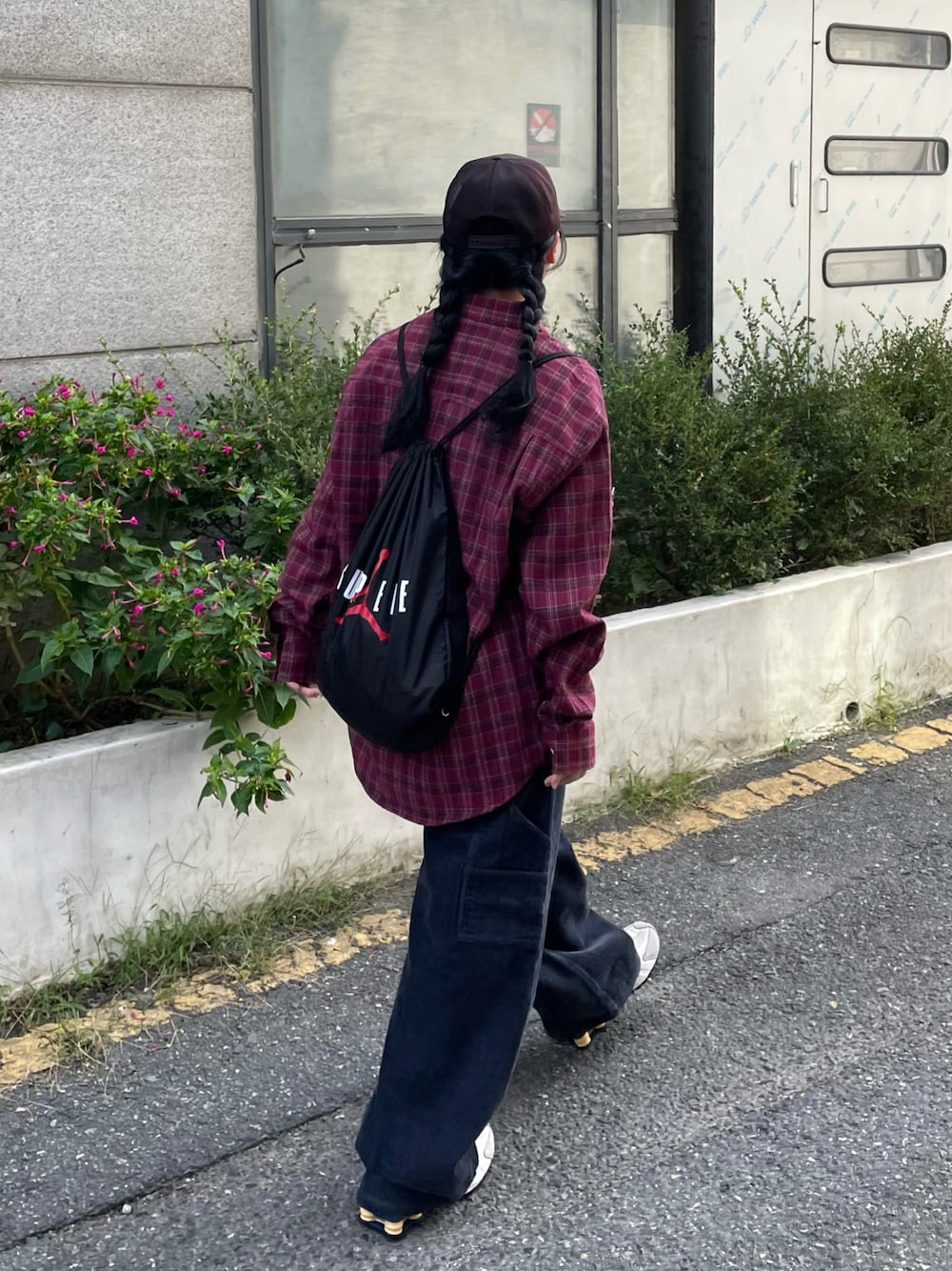 「レイヤードスタイル、秋コーデ、秋服、休日スタイル、コーデュロイパンツ、カジュアル、カジュアルコーデ、シャツスタイル、プチプラ、秋カラー、韓国ファッション、カラーコーデ、秋のコーデ、きれいめカジュアル、秋」｜「Supreme のアイテム（バックパック/リュック、ブラック系）」を使った、 李奈さん（レディース・158cm）の秋コーディネートの1枚目の写真
