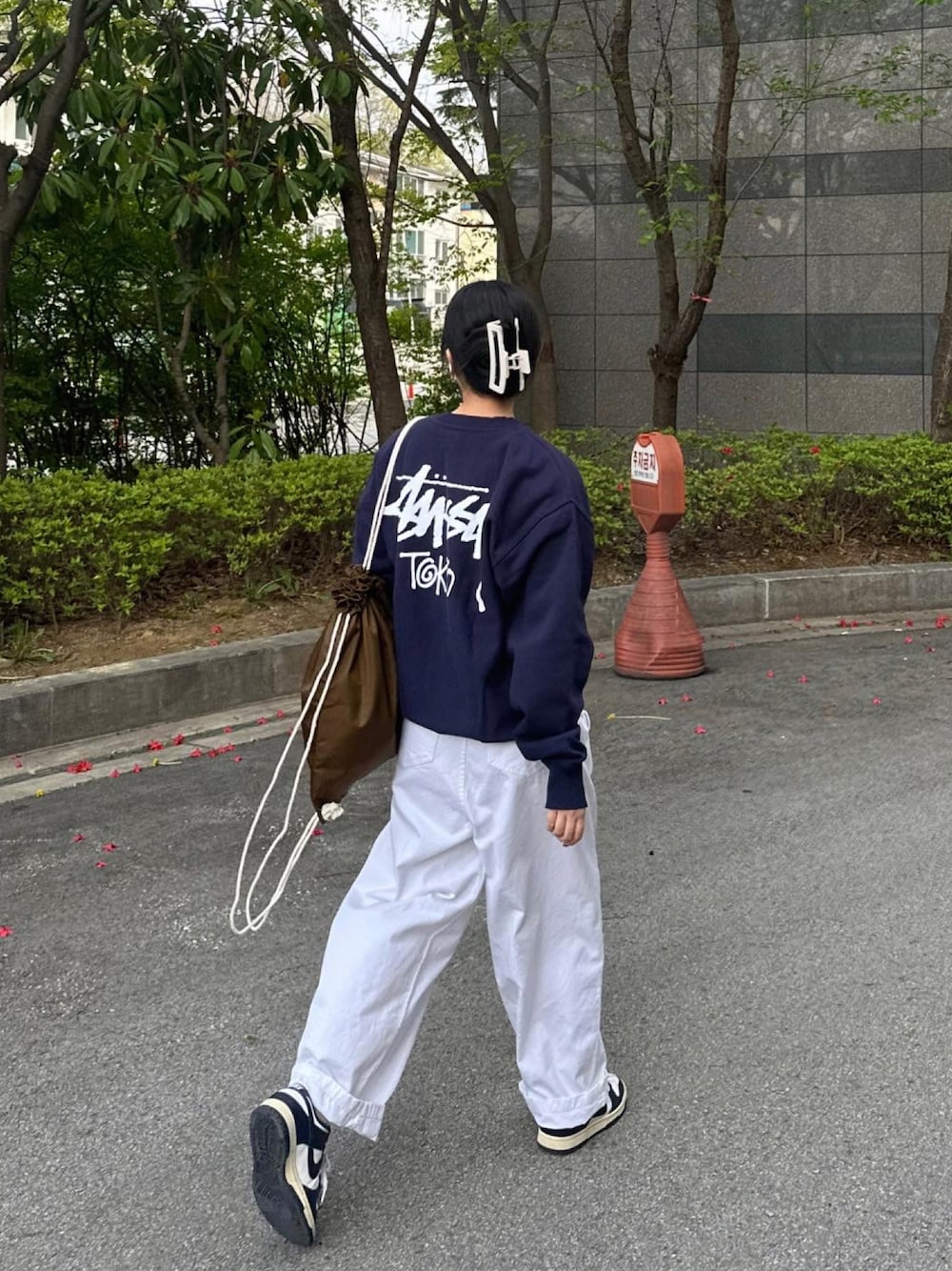 STUSSYのスウェットを使った人気ファッションコーディネート