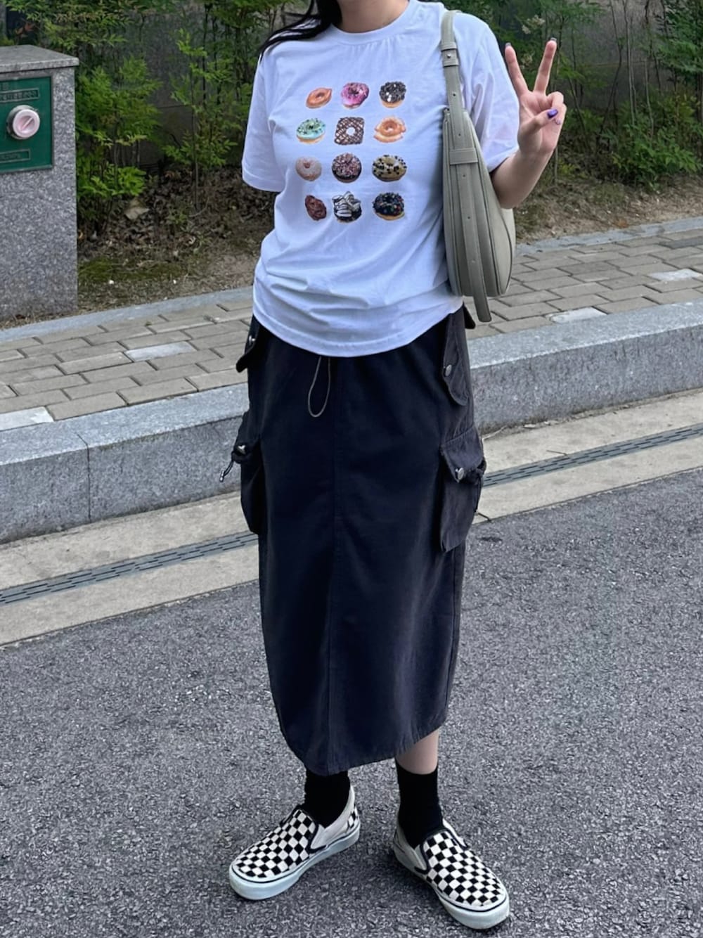 「夏服コーデ、大人コーデ、シンプル、カジュアルコーデ、お洒落さんとつながりたい、お出かけコーデ、スカート、y2k、ラフコーデ、ootd、ストリート、スカートスタイル、スニーカー、韓国ファッション、みんなの白Tフェス」｜「VANSのVANS ヴァンズ VN-0EYEBWW	SLIP ON*	BLK/WHT CHK/WHT（スリッポン、ブラック系）」を使った、 李奈さん（レディース・158cm）の夏コーディネートの1枚目の写真
