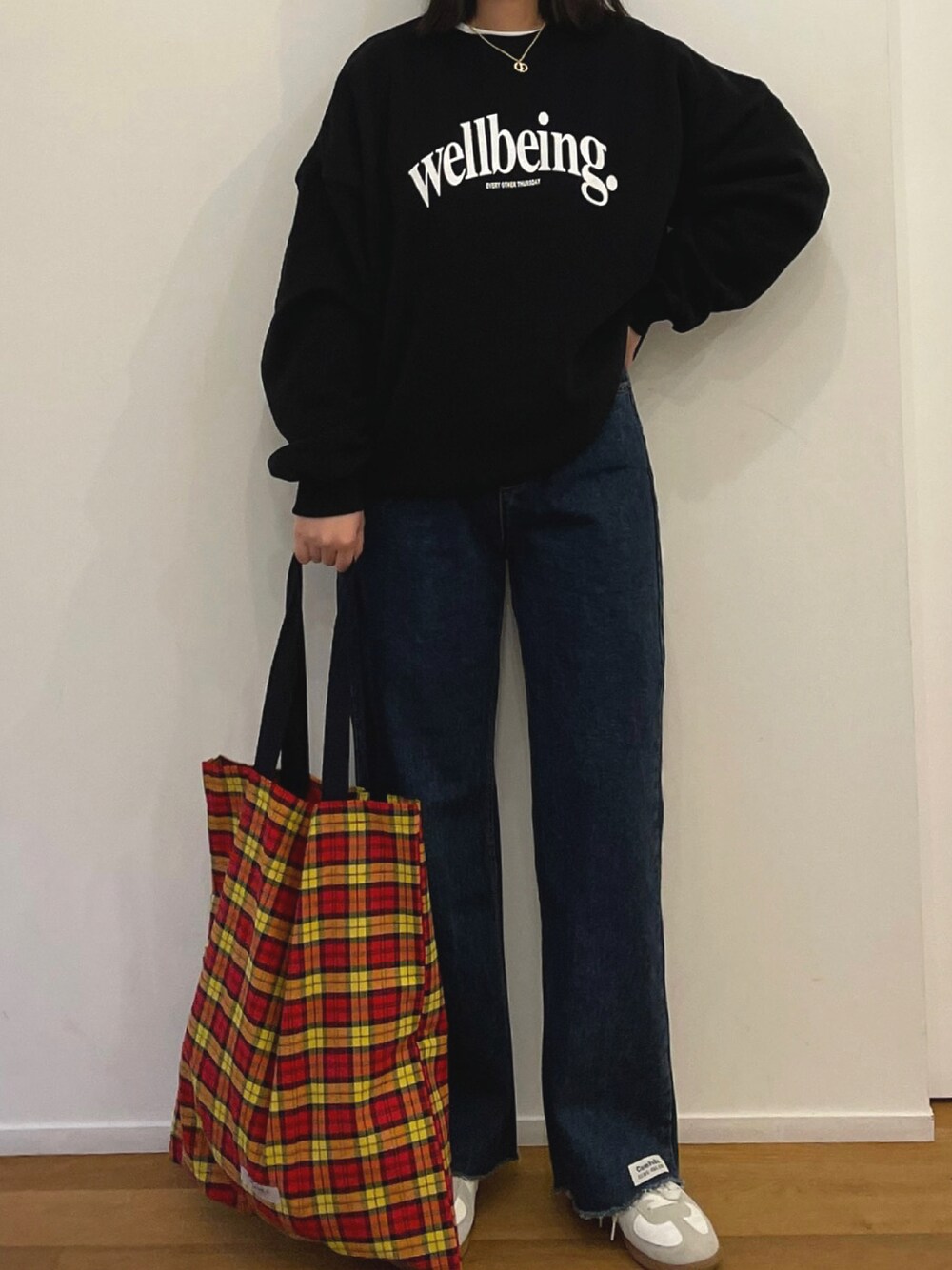 「私の推しブランド、今日のコーデ、休日スタイル、カジュアルコーデ、冬、ootd、スウェット、デニム、トートバッグ、ラフ、パンツコーデ、デニムパンツ、古着、パンツスタイル、スニーカー」｜「com9ureのアイテム（トートバッグ、イエロー系）」を使った、 李奈さん（レディース・158cm）の冬コーディネートの1枚目の写真