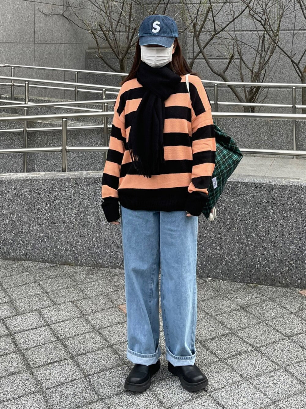 Supreme のアイテムを使った「春ニット」の人気ファッション