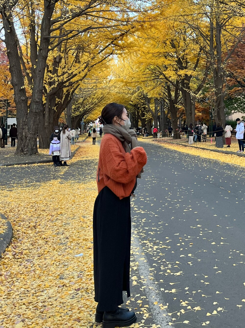 「秋冬コーデ、大人かわいい、サイドゴアブーツ、ロングスカート、ショートヘア、紅葉」｜「select MOCAの2022 AWドルマンスリーブショートニット（ニット/セーター、オレンジ系）」を使った、ゆきさん（レディース・163cm）の秋コーディネートの1枚目の写真