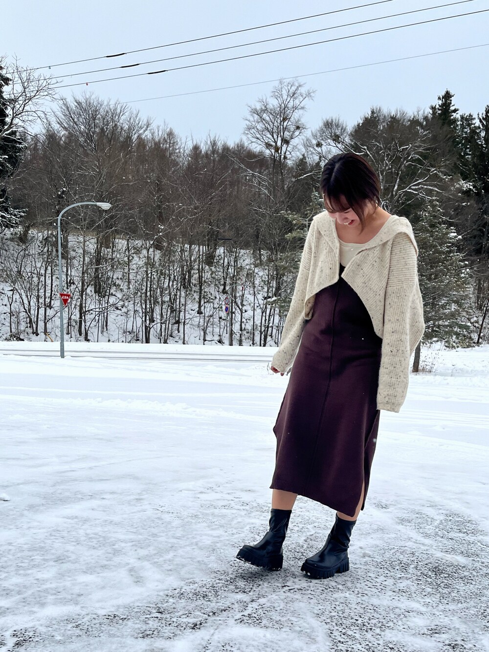 「冬のコーデ、オトナ女子、新年一発目、ニット、ブラウン、Kastane、ニットカーディガン、ショートヘア」｜「Kastaneの【新色追加】襟付きクロップドカーディガン（カーディガン/ボレロ、ホワイト系）」を使った、ゆきさん（レディース・163cm）の冬コーディネートの1枚目の写真
