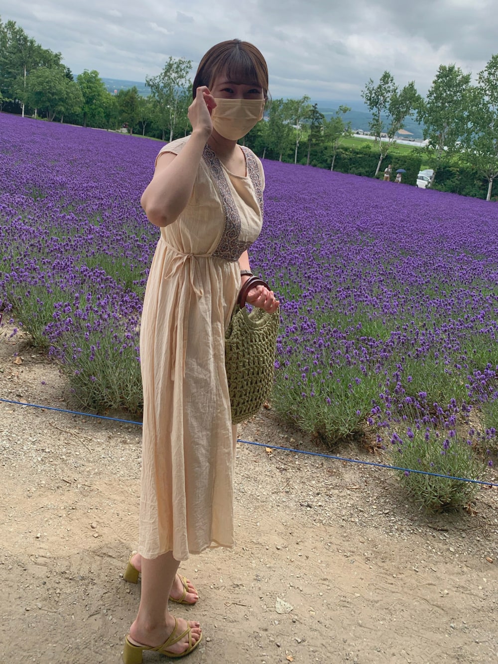 「夏コーデ、ワンピース、かごバッグ、休日スタイル、ラベンダー畑、おしゃれさんと繋がりたい、ショートヘア、麻」｜「cepoのウッドハンドルトート（ハンドバッグ、ベージュ系）」を使った、ゆきさん（レディース・163cm）の夏コーディネートの1枚目の写真
