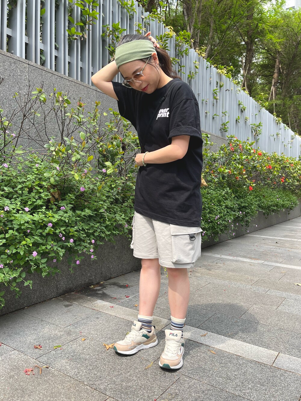 「FILAのアイテム（スニーカー、ベージュ系）」を使った、YCさん（レディース・152cm）の春コーディネートの1枚目の写真