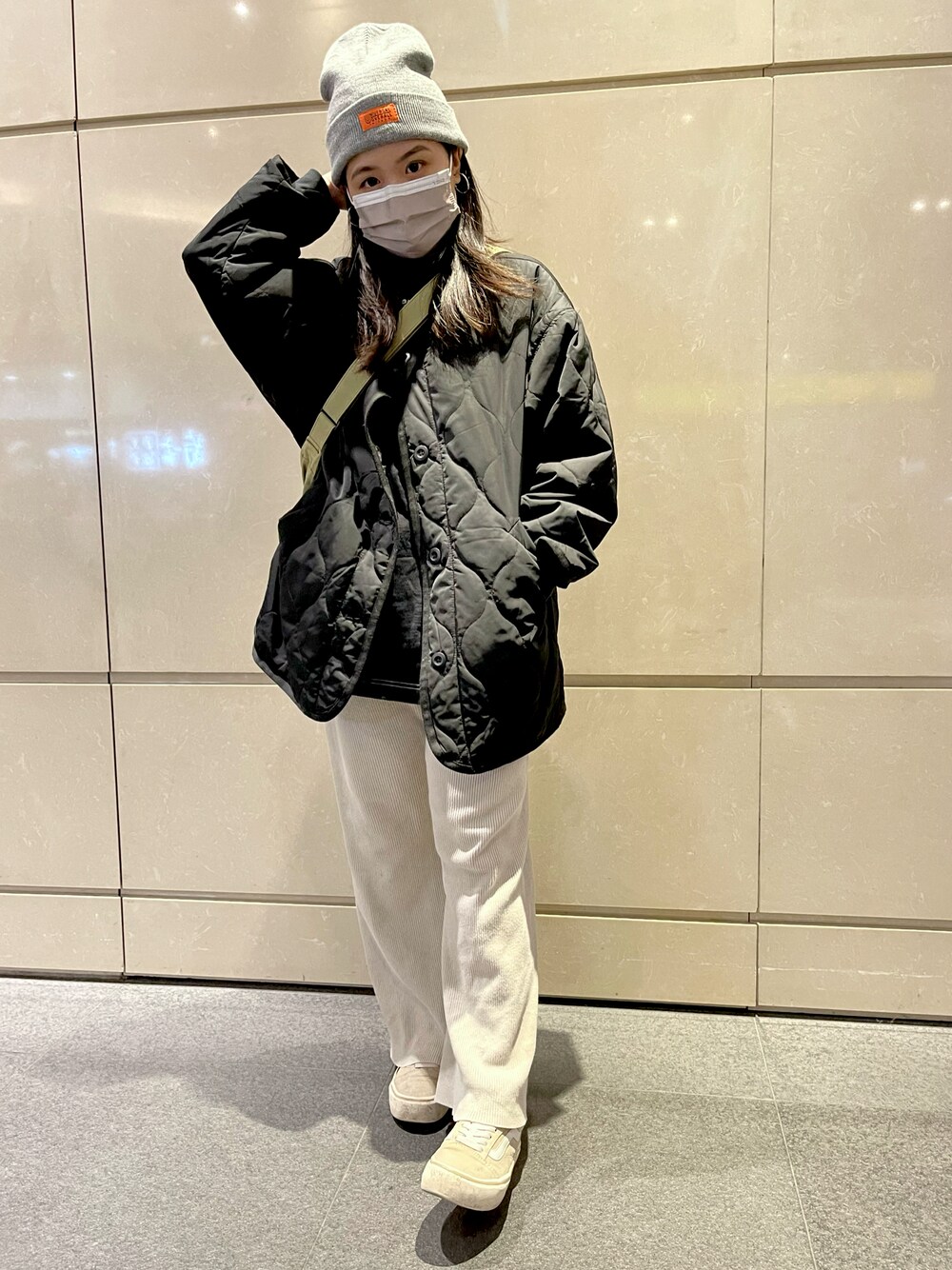 「over printのアイテム（Tシャツ/カットソー、ブラック系）」を使った、YCさん（レディース・152cm）の冬コーディネートの1枚目の写真