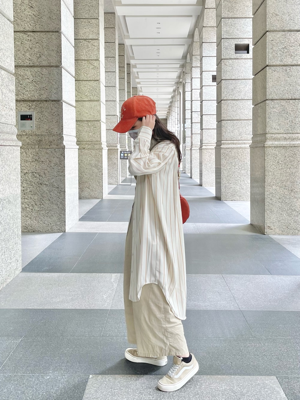「VANSのアイテム（スニーカー、ベージュ系）」を使った、YCさん（レディース・152cm）の秋コーディネートの1枚目の写真