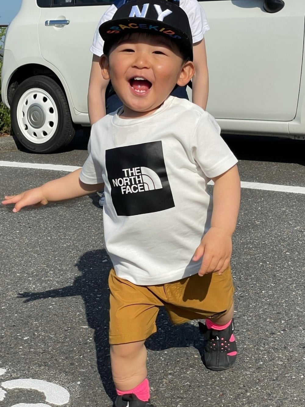 「プリントT、スポーツサンダル、主役はカラーパンツ、春コーデ、カジュアル、ストリート、キャップ、ノースフェイス」｜「THE NORTH FACEのTHE NORTH FACE/ザ・ノース・フェイス/S/S COLOR BIG T/ショートスリーブカラービッグティー/KIDS/ﾄｯﾌﾟｽ/NTJ82023/s/s color big t（Tシャツ/カットソー、ブラック系）」を使った、あおいさん（キッズ・80cm）の春コーディネートの1枚目の写真