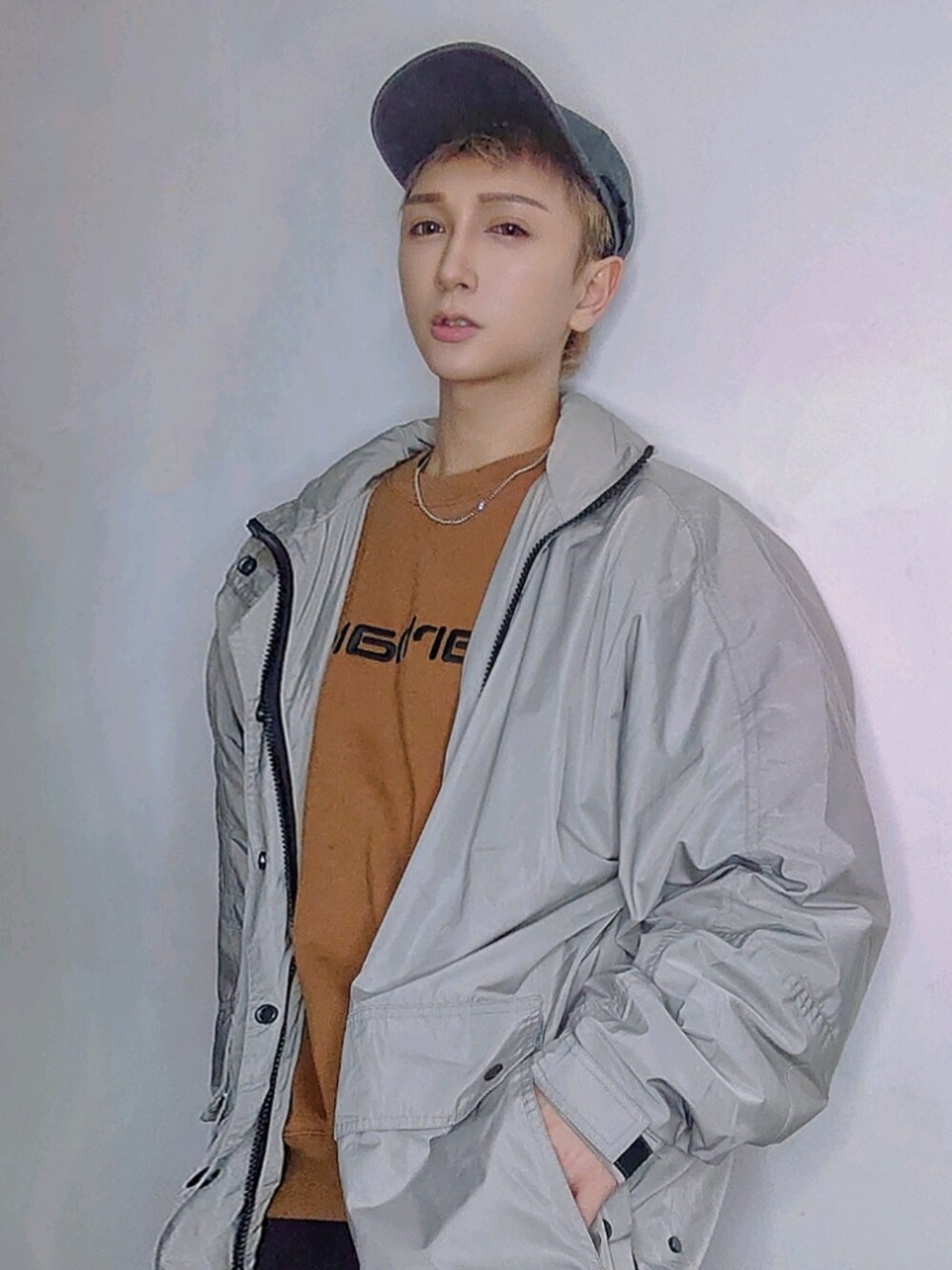 「灰色、carhartt、秋のコーデ、冬コーデ、韓国ファッション、香港、オトナカジュアル、おしゃれさんと繋がりたい、オーバーサイズ、オトナ女子、お洒落さんとつながりたい、今日のコーデ、いいね、save、フォローお願いします🤑、カジュアル」｜「WE11DONEのアイテム（帽子、グレー系）」を使った、シテブン さん（メンズ・167cm）の秋コーディネートの1枚目の写真