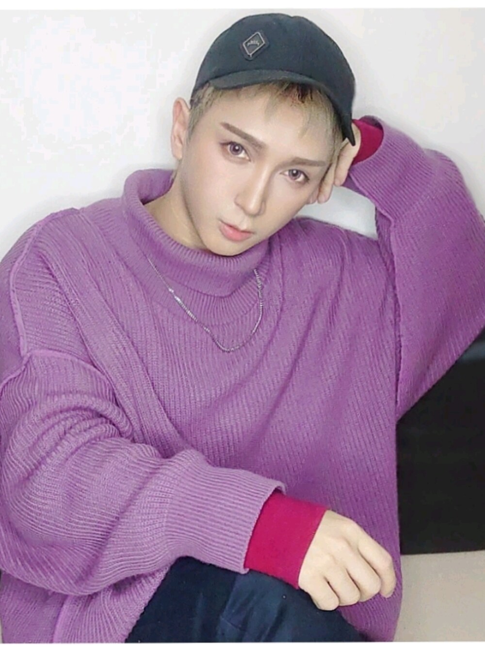 「柄シャツ、今日のコーデ、紫、カジュアル、韓国ファッション、おしゃれさんと繋がりたい、オトナカジュアル、男の子、かわいい、カジュアルコーデ、香港、海、春コーデ」｜「A-COLD-WALL*のA-COLD-WALL(ア コールド ウォール) BRACKERHOMBUS LOGO CAP（キャップ、ブラック系）」を使った、シテブン さん（メンズ・167cm）の冬コーディネートの1枚目の写真