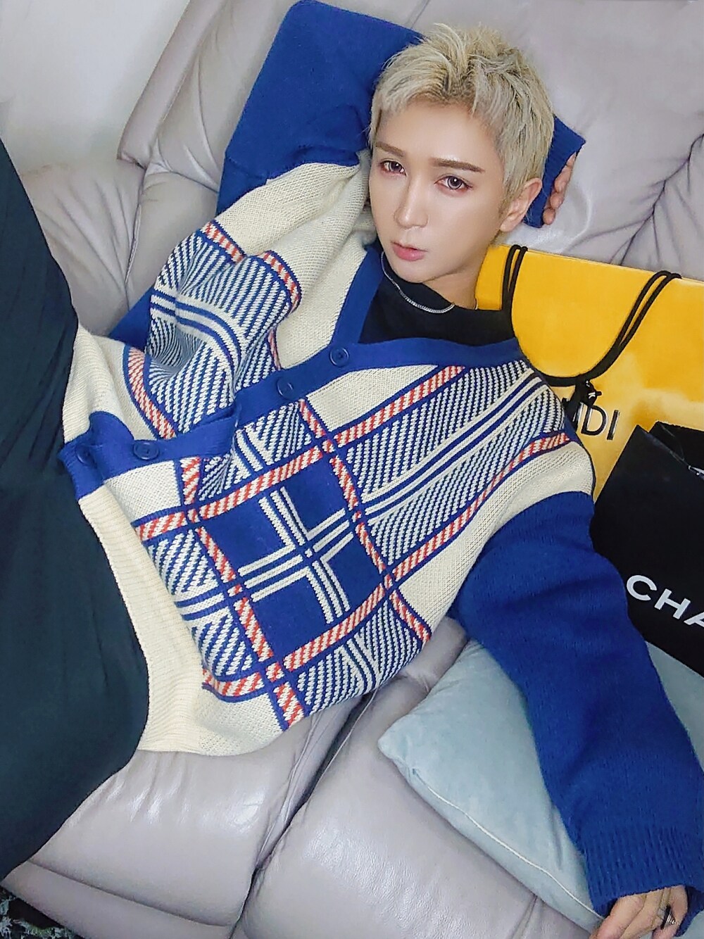 「青、blue、韓国ファッション、春コーデ、冬コーデ、summer、2023、Hong Kong、Taiwan、美容師、cardigan、instagram、おしゃれさんと繋がりたい、menswear、今日のコーデ」｜「master-pieceのアイテム（カーディガン/ボレロ、ブルー系）」を使った、シテブン さん（メンズ・167cm）の冬コーディネートの1枚目の写真