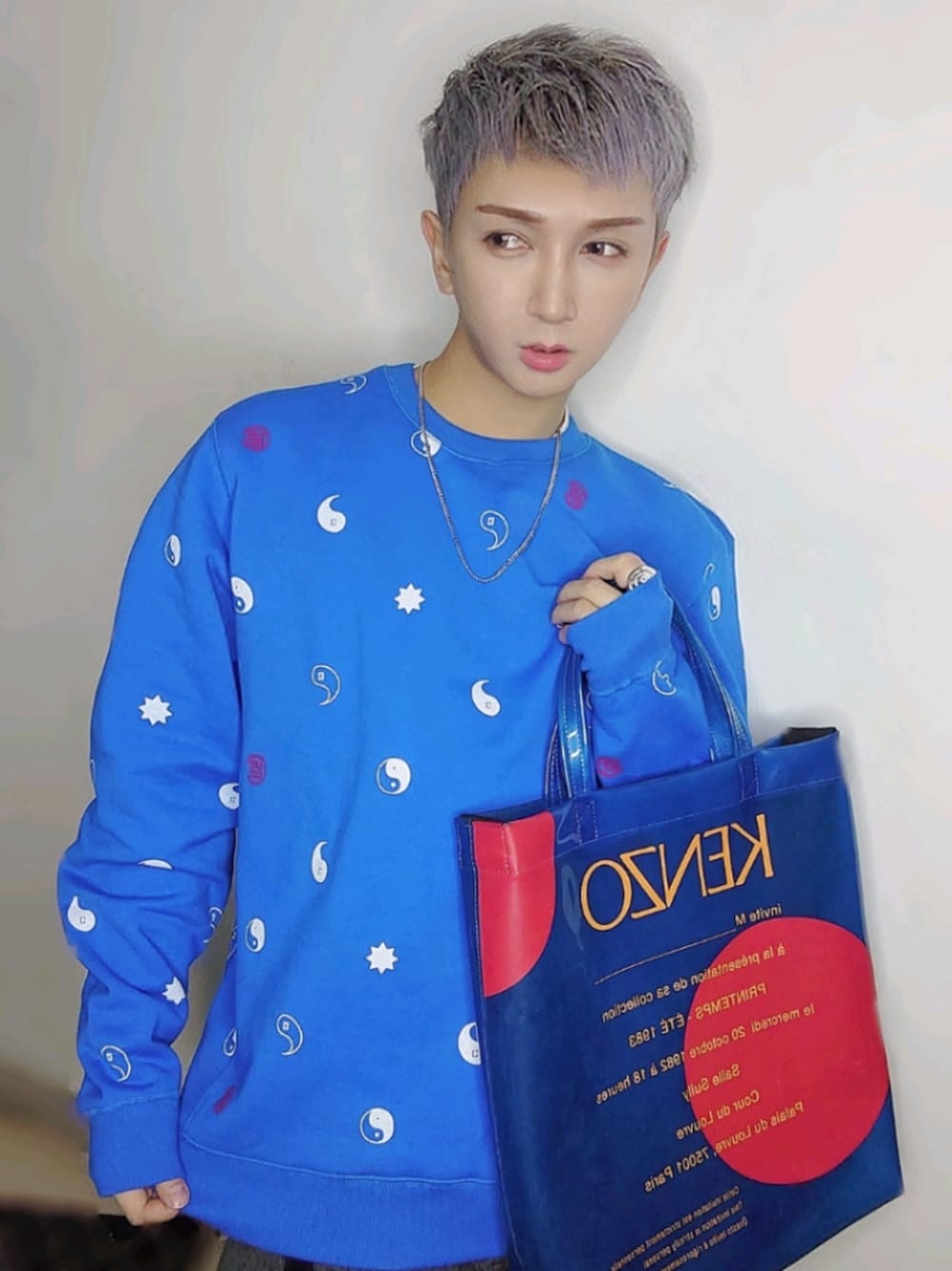 「青、日本、香港、ootd、Clot、KENZO、柄シャツ、韓国ファッション、Hong Kong、USAコットン、コンバース、男の子、カジュアル、おしゃれさんと繋がりたい、かわいい」｜「CLOTのアイテム（トップス、ブルー系）」を使った、シテブン さん（メンズ・167cm）の冬コーディネートの1枚目の写真