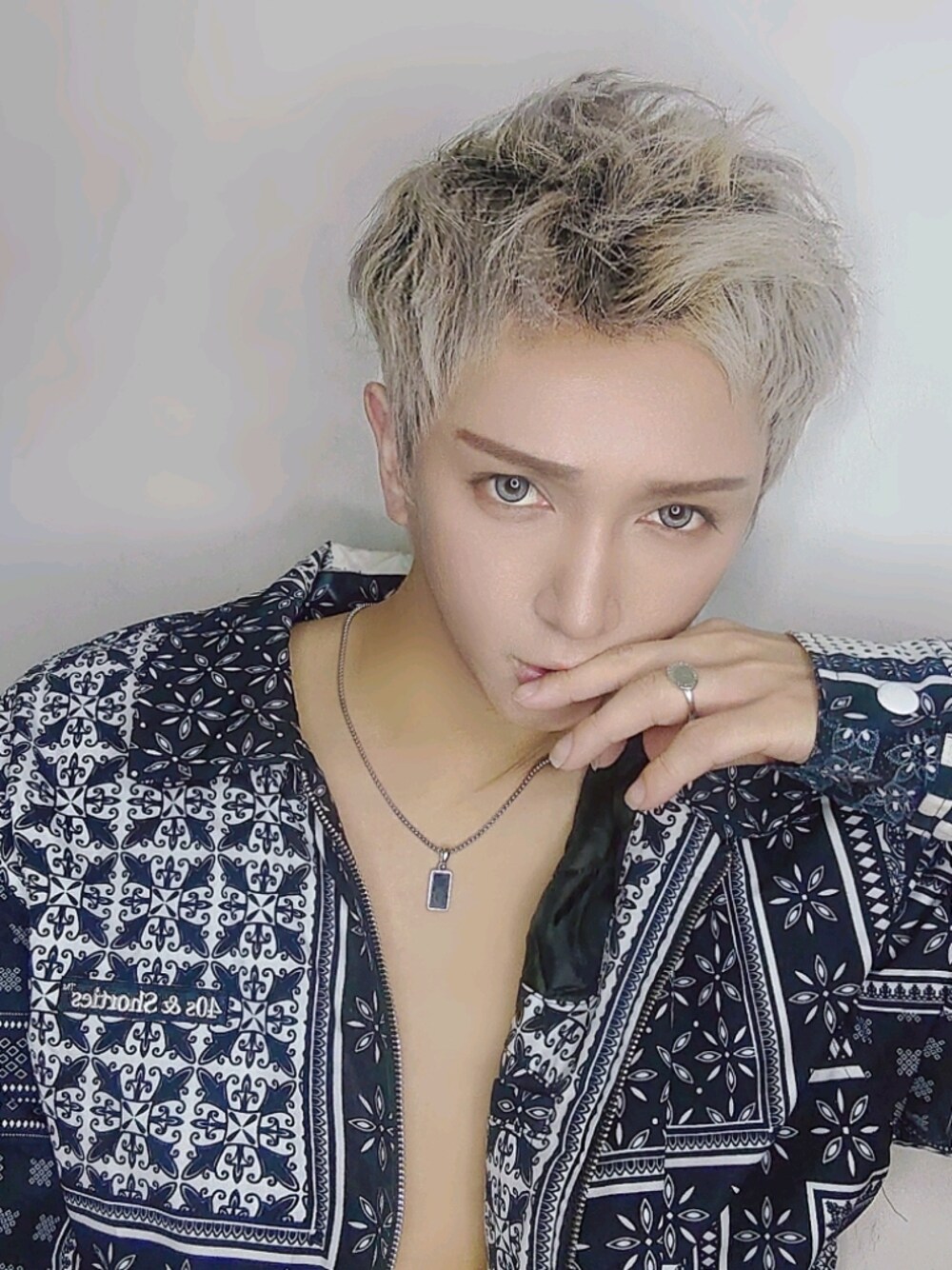 「柄シャツ、クリスマスに着たい服、冬コーデ、韓国ファッション、Hong Kong、ootd、instagram、vintage、男の子、女の子、今日のコーデ、おしゃれさんと繋がりたい、オトナカジュアル、instagramフォローお願いします」｜「STOLEN GIRLFRIENDS CLUBのアイテム（ヘアアクセサリー、シルバー系）」を使った、シテブン さん（メンズ・167cm）の冬コーディネートの1枚目の写真