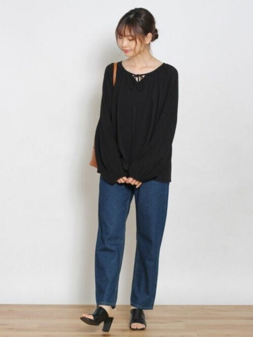 ブラック系のシャツ/ブラウス、ブルー系のデニムパンツ、ブラウン系のショルダーバッグを着用したレディースの秋コーディネートの1枚目の写真