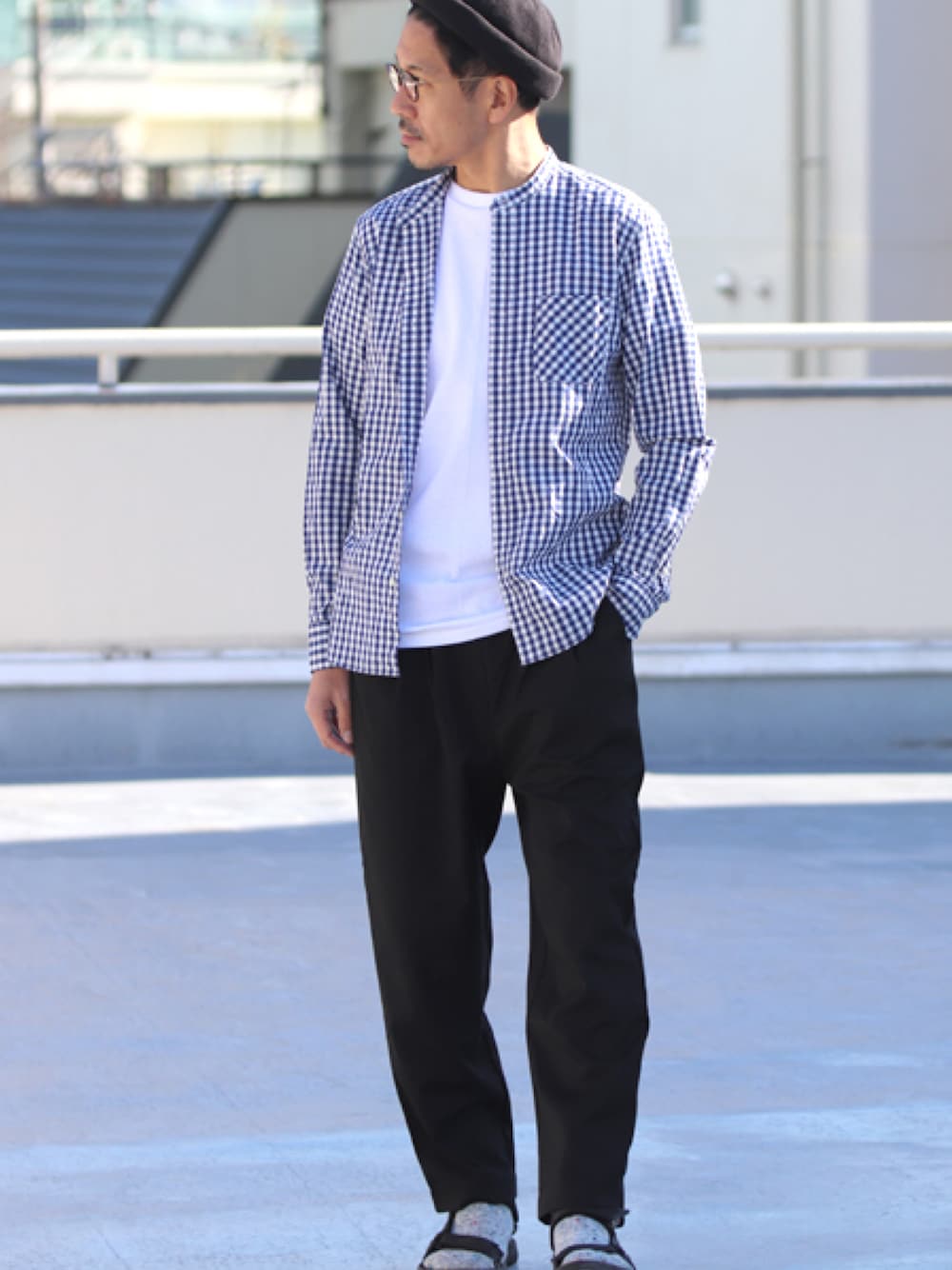 ブルー系のスラックス、ホワイト系のシャツ/ブラウスを着用したメンズの夏コーディネートの1枚目の写真
