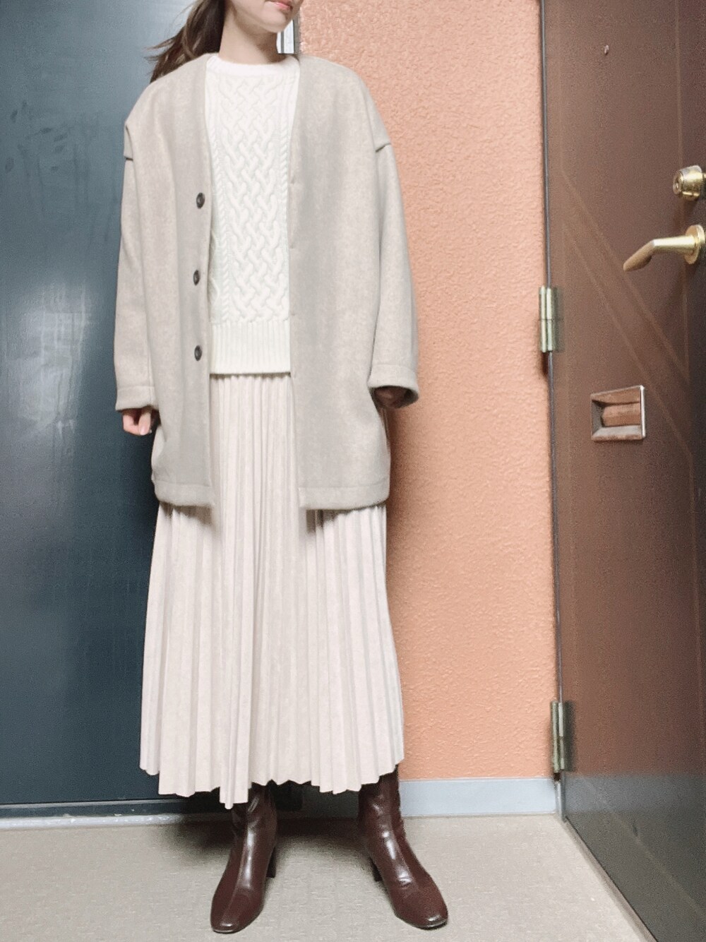 「オトナ女子、ロングスカート、コーデュロイスカート、プリーツスカート、ノーカラーコート、ベージュ、ブーツ、スクエアトゥ、プチプラ、ケーブルニット、大人ガーリー」｜「ANGIEのノーカラーミドルコクーンコート（ノーカラーコート、ベージュ系）」を使った、tokoさん（レディース・161cm）の冬コーディネートの1枚目の写真