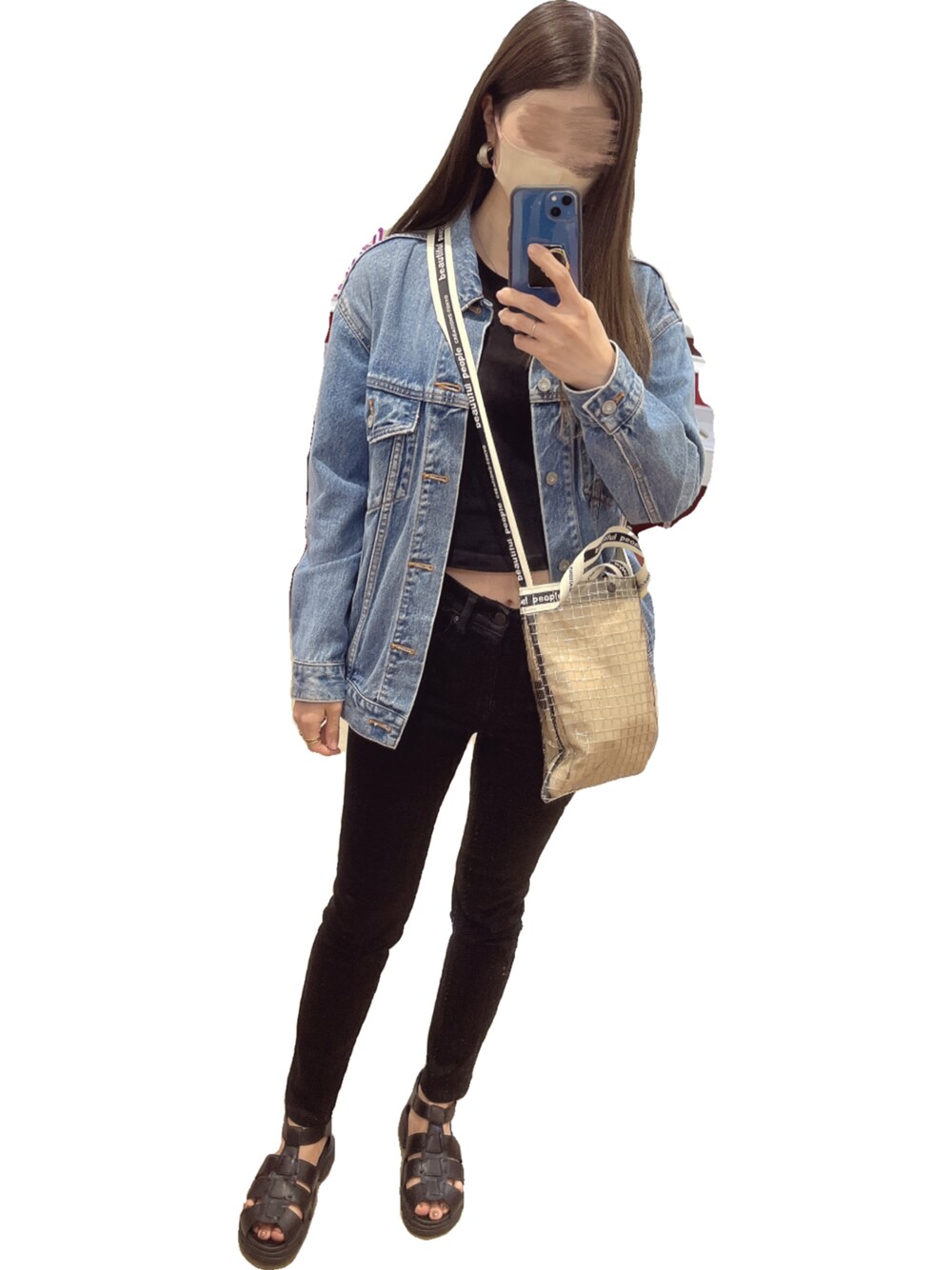 ブラック系のTシャツ/カットソー、ブルー系のデニムジャケット、ブラック系のショルダーバッグを着用したレディースの春コーディネートの1枚目の写真