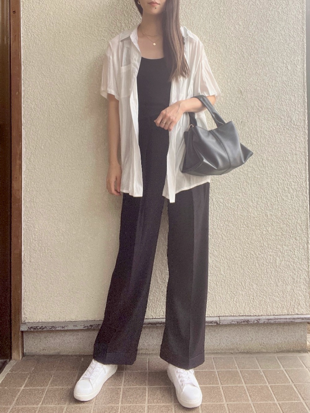 「大人カジュアル、カジュアル、タックパンツ、インタックワイドパンツ、プチプラ、GU、白シャツ、夏コーデ、シンプルコーデ、休日スタイル、スラックス、モノトーン、白スニーカー、骨格ウェーブ、shein」｜「shienのアイテム（ショルダーバッグ、ブラック系）」を使った、tokoさん（レディース・161cm）の秋コーディネートの1枚目の写真