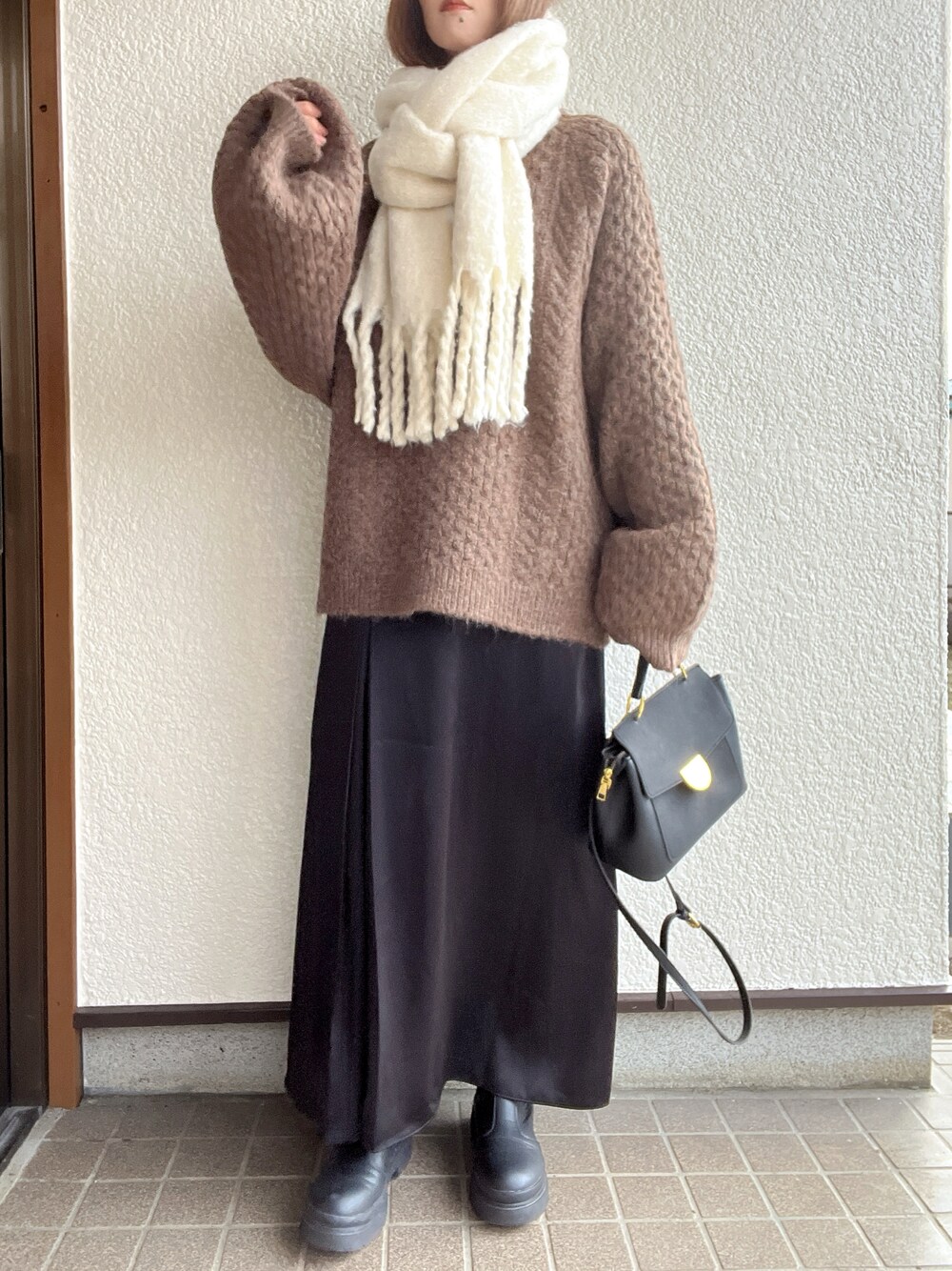 「冬コーデ、ロングスカート、サテンスカート、ケーブルニット、ブラウンニット、オトナ女子、大人かわいい、マフラー」｜「CORNERSの三つ編みフリンジマフラー（マフラー、ホワイト系）」を使った、tokoさん（骨格ウェーブ・レディース・161cm）の冬コーディネートの1枚目の写真
