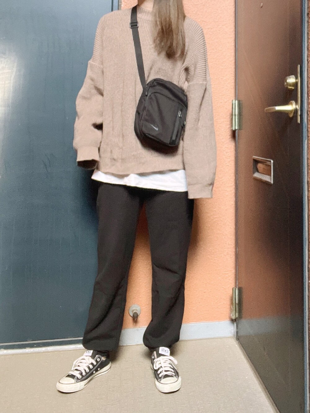 「ニット、ブラウンニット、スウェットパンツ、ゆるコーデ、レイヤードスタイル、オトナカジュアル、ユニセックス、プチプラ、スニーカーコーデ、カジュアル、冬コーデ、ショルダーバッグ、メンズライク」｜「CONVERSEのconverse（コンバース） ALL STAR OX（オールスターOX）（スニーカー、ブラック系）」を使った、tokoさん（レディース・161cm）の冬コーディネートの1枚目の写真