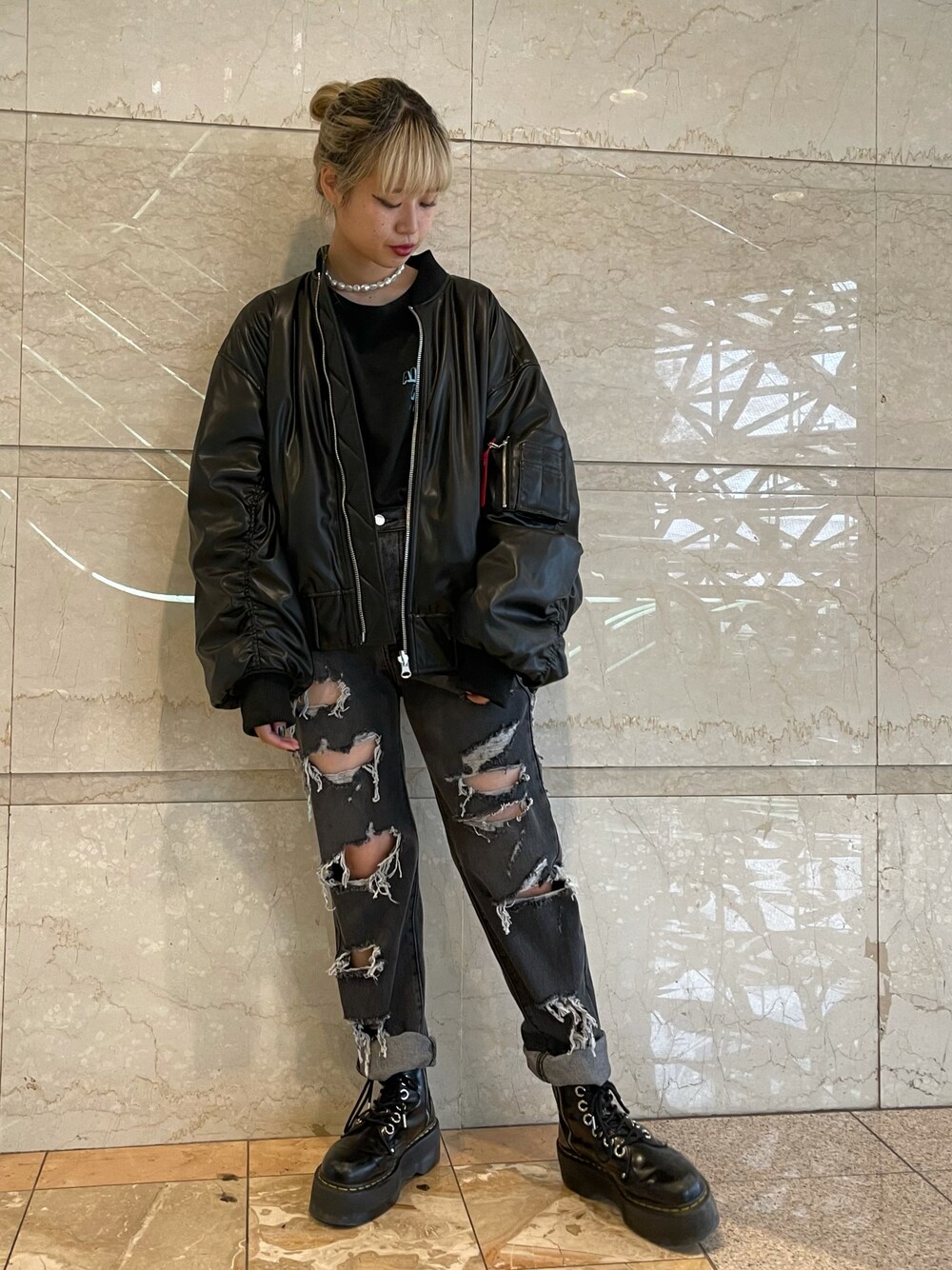 「jouetie、ジュエティ、Dr.Martens、オトナカジュアル、ストリート、MA-1、アウター、ブラックコーデ、ダメージデニムパンツ」｜「jouetieのクラックロゴTシャツ（Tシャツ/カットソー、ブラック系）」を使った、jouetieさん（レディース・161cm）の夏コーディネートの1枚目の写真