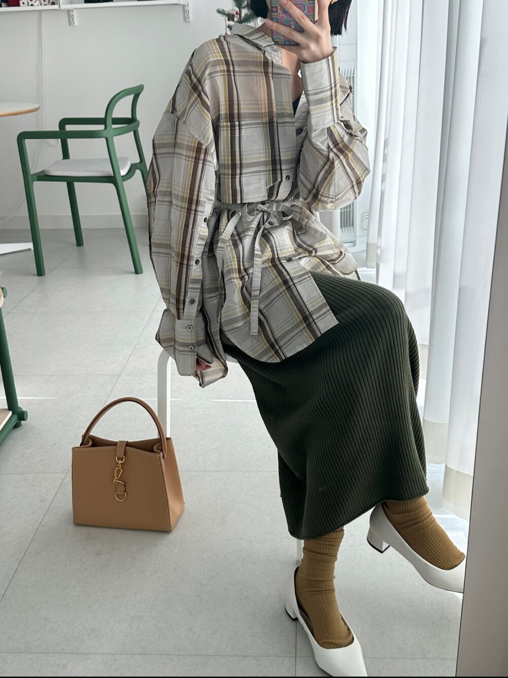 「VINTAGEのアイテム（ハンドバッグ、ベージュ系）」を使った、oneriさん（レディース・162cm）の夏コーディネートの1枚目の写真