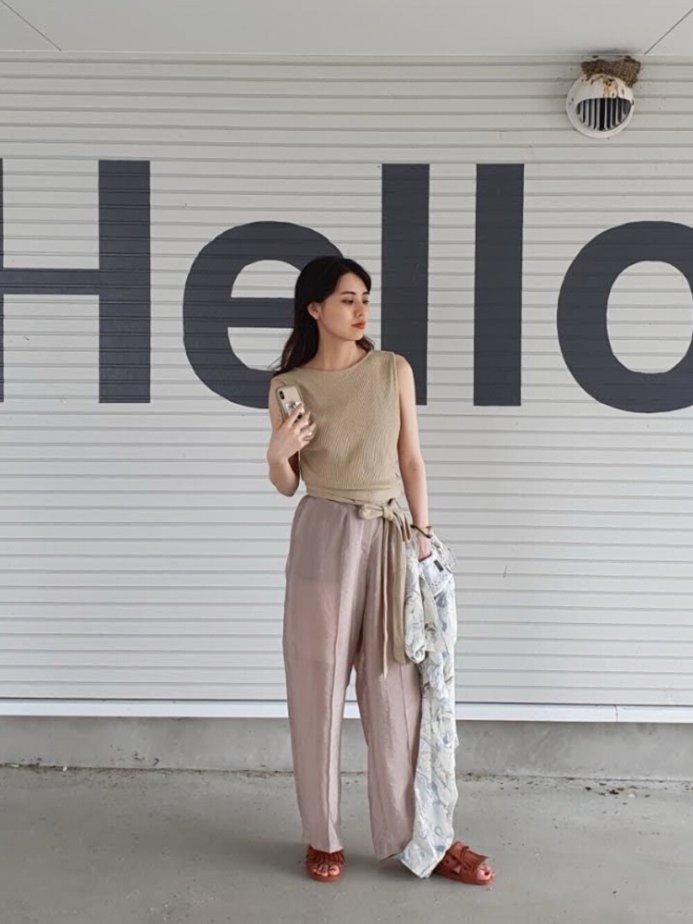 ベージュ系のその他パンツ、ブラウン系のサンダル、ベージュ系のTシャツ/カットソーを着用したレディースの夏コーディネートの1枚目の写真