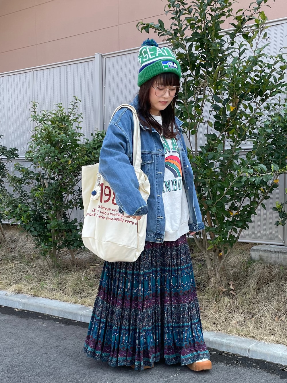 「春めき満開コーデ、ジャケット、春色、古着MIX、古着、トートバッグ、メガネ女子、スニーカー、厚底シューズ、ロングスカート、きれいめカジュアル、休日スタイル、春コーデ」｜「古着のアイテム（ニットキャップ/ビーニー、グリーン系）」を使った、maru☺︎さん（レディース・153cm）の春コーディネートの1枚目の写真