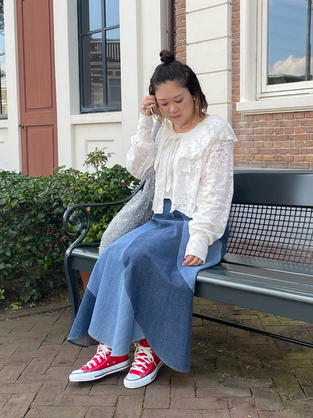 「poppy、poppy tokyo、きれいめカジュアル、休日スタイル、converse、赤コンバース、秋コーデ、秋のコーデ、オトナカジュアル、シンプルコーデ、低身長」｜「POPPYのアイテム（シャツ/ブラウス、ホワイト系）」を使った、maru☺︎さん（レディース・153cm）の秋コーディネートの1枚目の写真