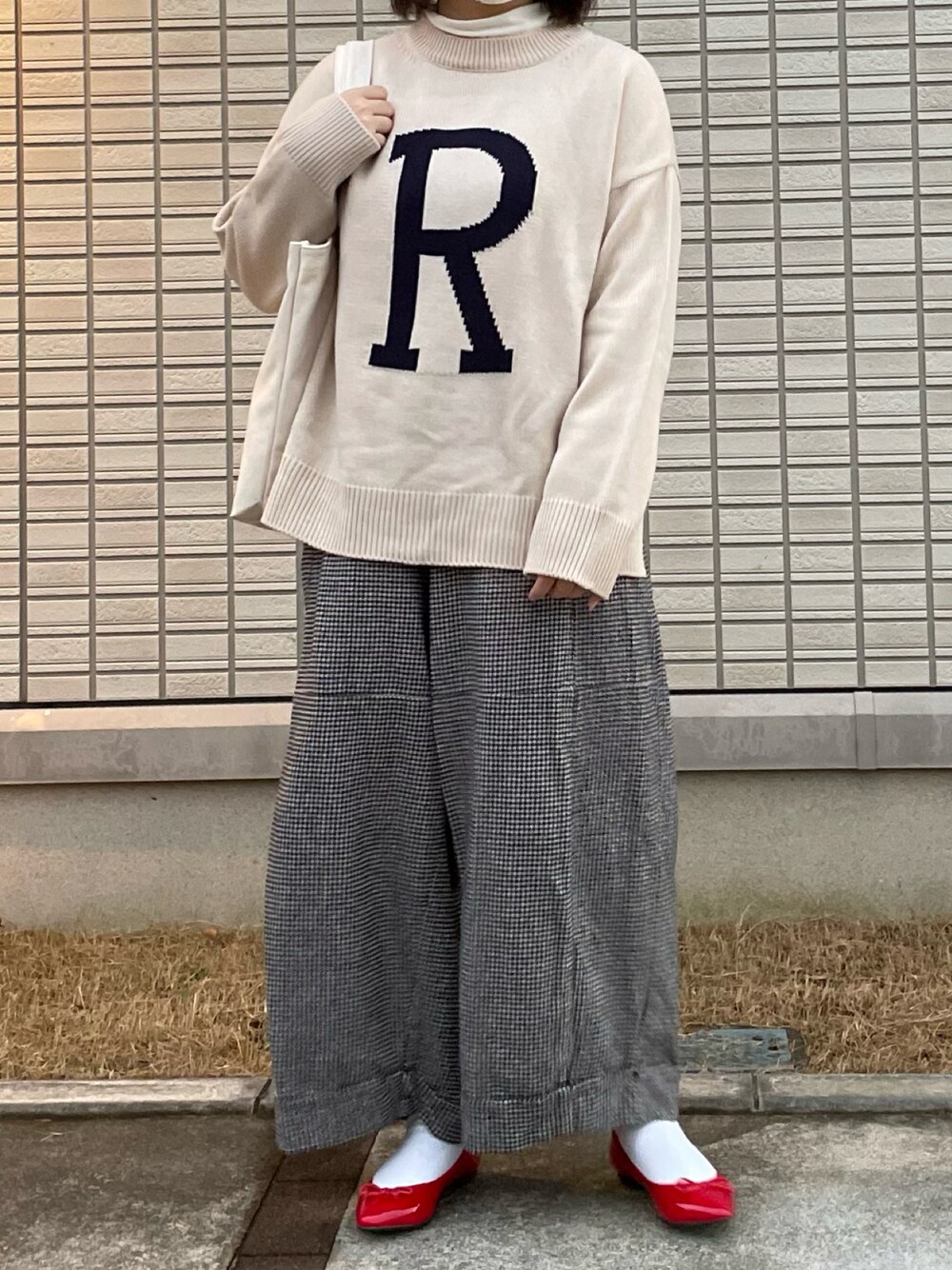 「クリスマスに着たい服、ロゴニット、プチプラ、バレエシューズ、休日スタイル、きれいめカジュアル、マイベストコーデ2021、トートバッグ、カジュアルコーデ、ハイネック、低身長、オトナカジュアル、シンプルコーデ、バルーンパンツ、レイヤードスタイル」｜「DHOLICのアイテム（ニット/セーター、ホワイト系）」を使った、maru☺︎さん（レディース・153cm）の冬コーディネートの1枚目の写真