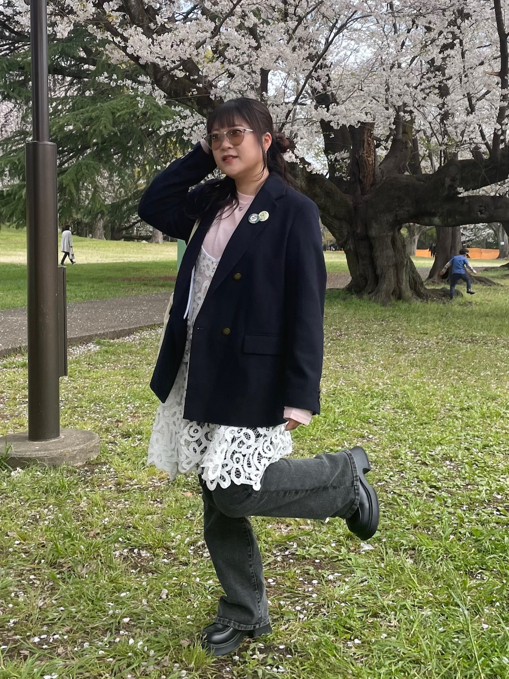 「春めき満開コーデ、春色、ジャケット、レイヤードスタイル、デニム、きれいめカジュアル、メガネ女子、お花見コーデ、ローファー、休日スタイル、お出かけコーデ」｜「UNIQLOのアイテム（ジャケット/アウター、ブラック系）」を使った、maru☺︎さん（レディース・153cm）の春コーディネートの1枚目の写真