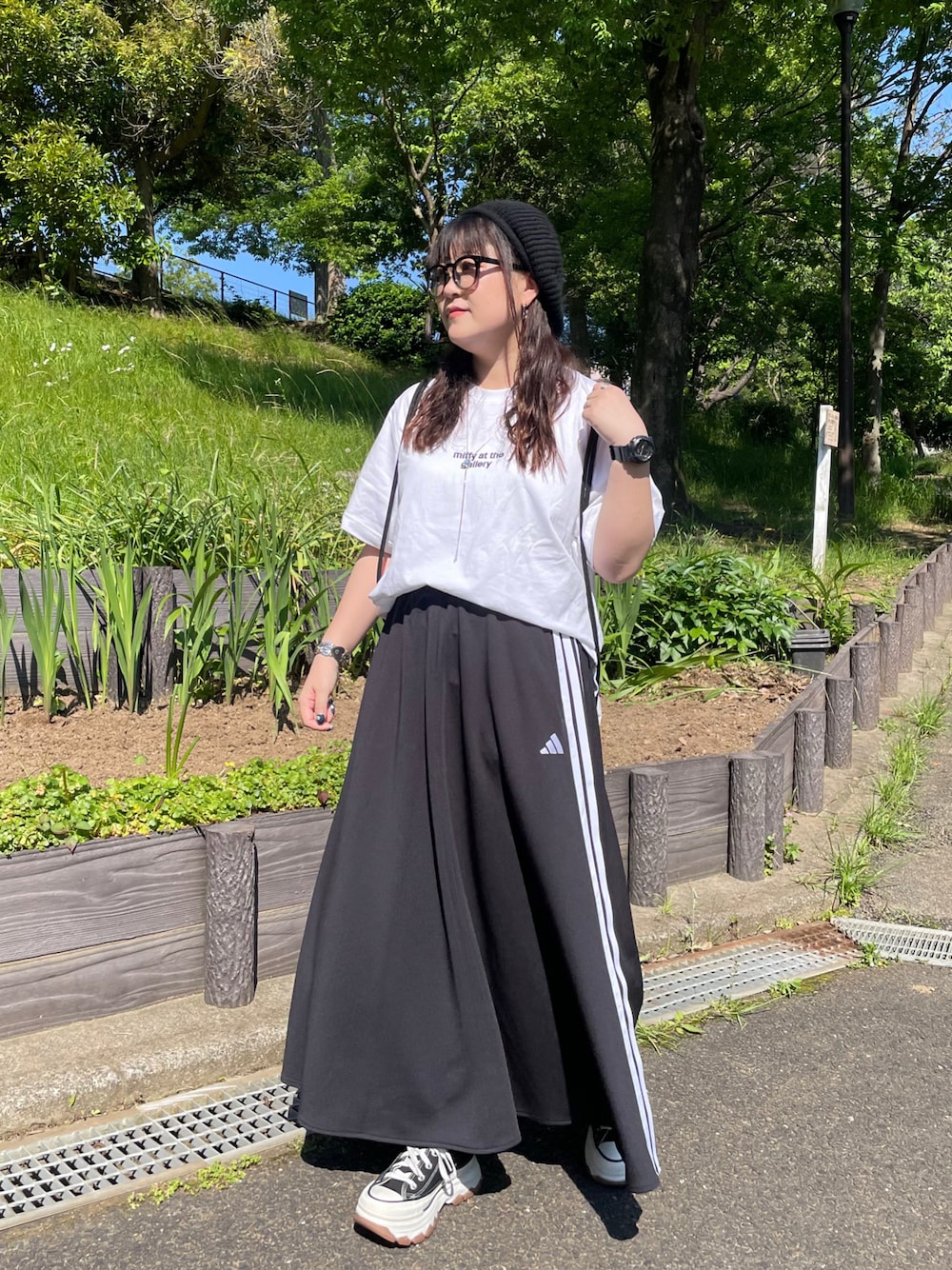 「白Tシャツ、スポーツミックス、adidas、ベレー帽、厚底シューズ、スニーカー、ロングスカート、モノトーン、モノトーンコーデ、メガネ女子、きれいめカジュアル、休日スタイル、お出かけコーデ」｜「UNIQLOのアイテム（Tシャツ/カットソー、ホワイト系）」を使った、maru☺︎さん（レディース・153cm）の夏コーディネートの1枚目の写真