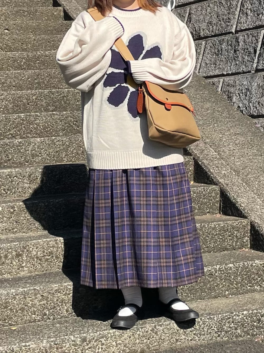 「WEARハロウィン2022、チェック、チェックスカート、ニット、BRADY、ブレディ、カンフーシューズ、秋服、GU、プチプラ、プチプラコーデ、秋コーデ、低身長、きれいめカジュアル、休日スタイル」｜「MONO-MART LADY'Sのフラワージャガードニットプルオーバー（ニット/セーター、ホワイト系）」を使った、maru☺︎さん（レディース・153cm）の秋コーディネートの1枚目の写真