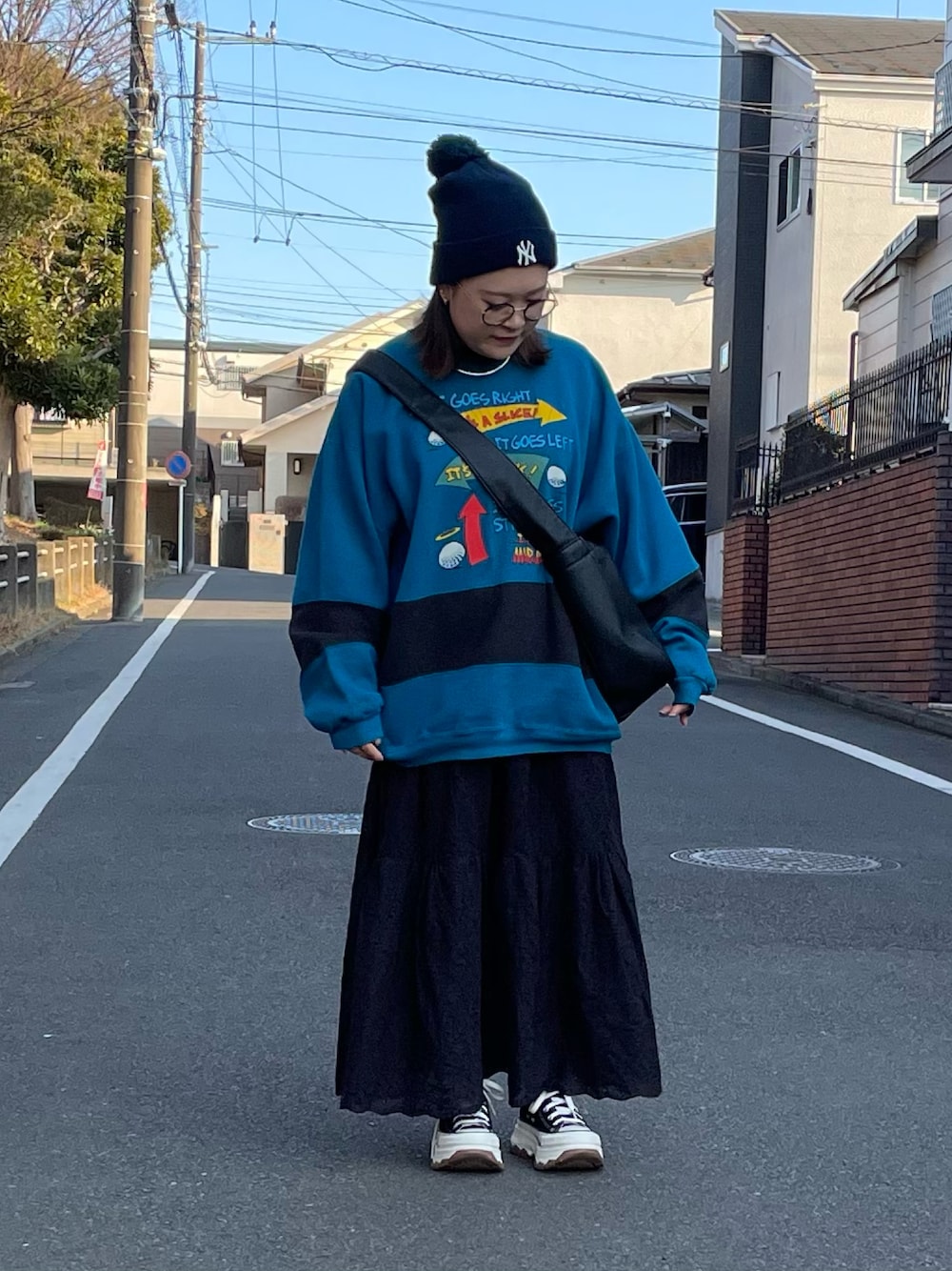 「ニット帽、スウェット、古着MIX、ロングスカート、スニーカー、ショルダーバッグ、レザー、きれいめカジュアル、休日スタイル、デートコーデ、プチプラ、カラーレンズ、厚底シューズ、ブルー、ロゴスウェット」｜「BEAMS BOYのNEW ERA × BEAMS BOY / 別注 ポン ニット ワッチキャップ（ニットキャップ/ビーニー、ブルー系）」を使った、maru☺︎さん（レディース・153cm）の冬コーディネートの1枚目の写真