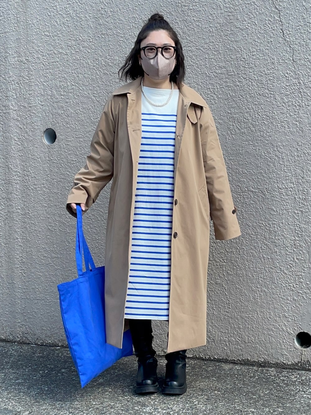 「カジュアルコーデ、ステンカラーコート、ボーダー、トートバッグ、ロングブーツ、ブルー、UNIQLO、ユニクロ、GU、プチプラ、プチプラコーデ、低身長、メガネ女子、春コーデ、春アウター」｜「UNIQLOのアイテム（ワンピース/ドレス、ホワイト系）」を使った、maru☺︎さん（レディース・153cm）の春コーディネートの1枚目の写真