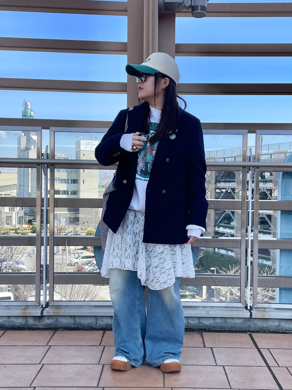 「春めき満開コーデ、ジャケット、春コーデ、レイヤードスタイル、キャップ、メガネ女子、デニム、プチプラ、古着MIX、古着、厚底シューズ、きれいめカジュアル、休日スタイル、お出かけコーデ」｜「DHOLIC STYLEのアイテム（キャップ、グリーン系）」を使った、maru☺︎さん（レディース・153cm）の春コーディネートの1枚目の写真