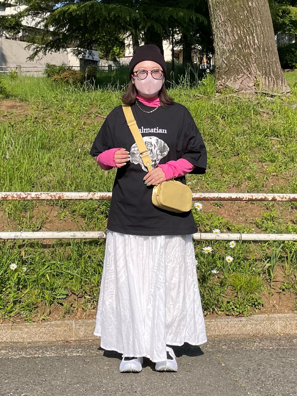 「ごきげんウィーク、休日スタイル、ラクチンコーデ、サングラス、ニット帽、レイヤードスタイル、ピンク、ゆるコーデ、春夏コーデ、春コーデ、エアリフト、NIKE、低身長、ロングスカート、メガネ女子」｜「CANAL JEANのEl mar(エルマール) アクリルカラーニット帽（ニットキャップ/ビーニー、ブラック系）」を使った、maru☺︎さん（レディース・153cm）の春コーディネートの1枚目の写真
